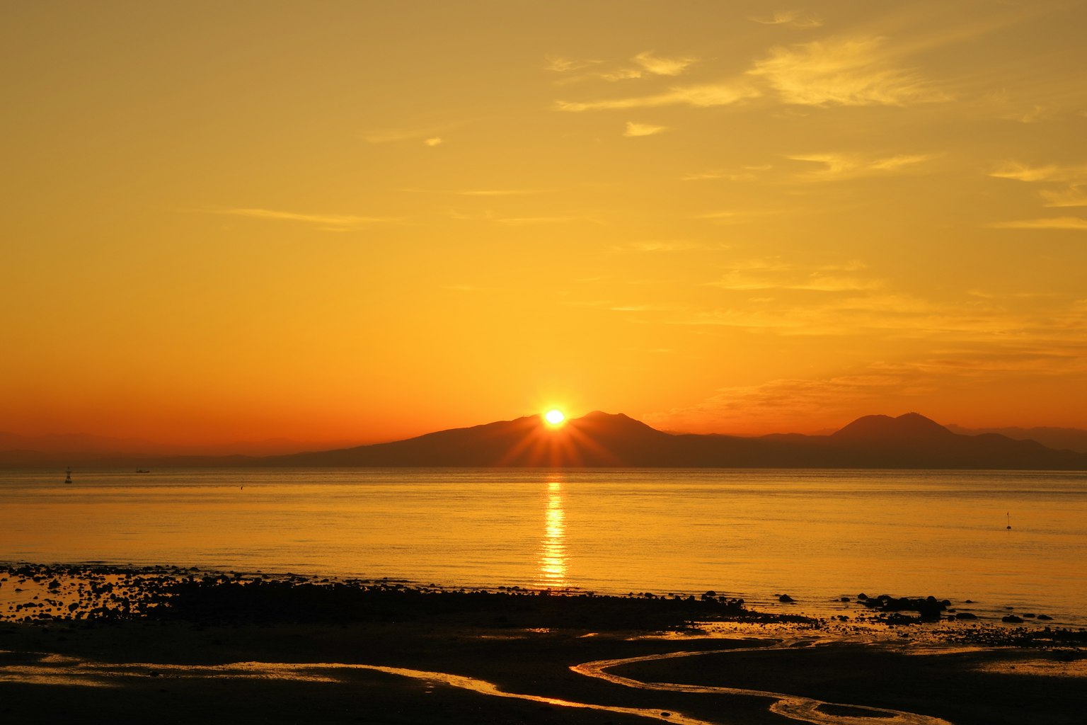 海面上的美丽日落景观