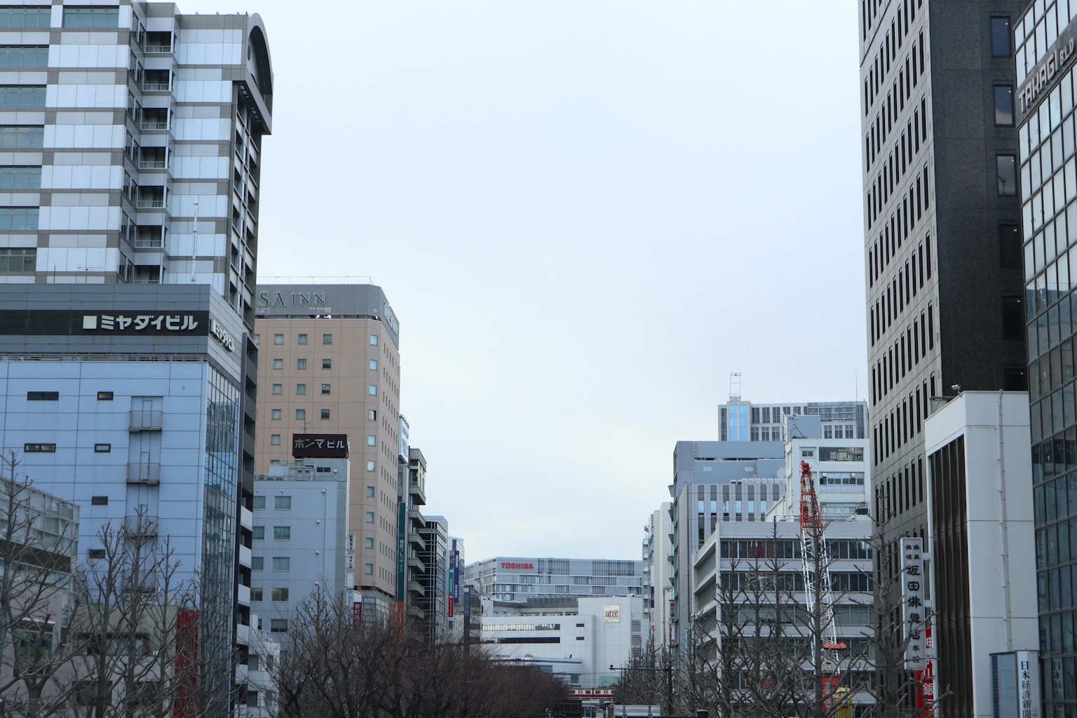 Städtische Landschaft mit hohen Gebäuden und bewölktem Himmel
