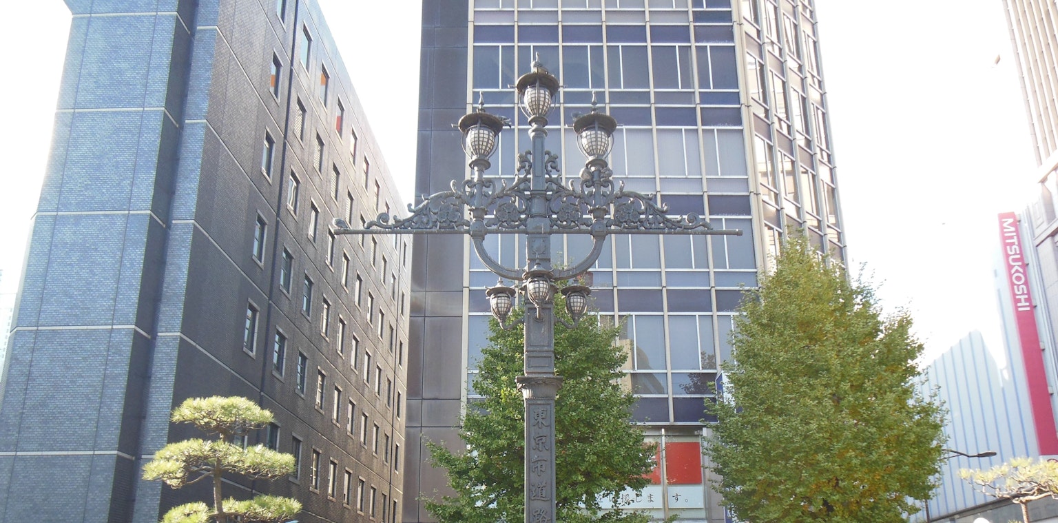 Escena urbana con una farola y rascacielos