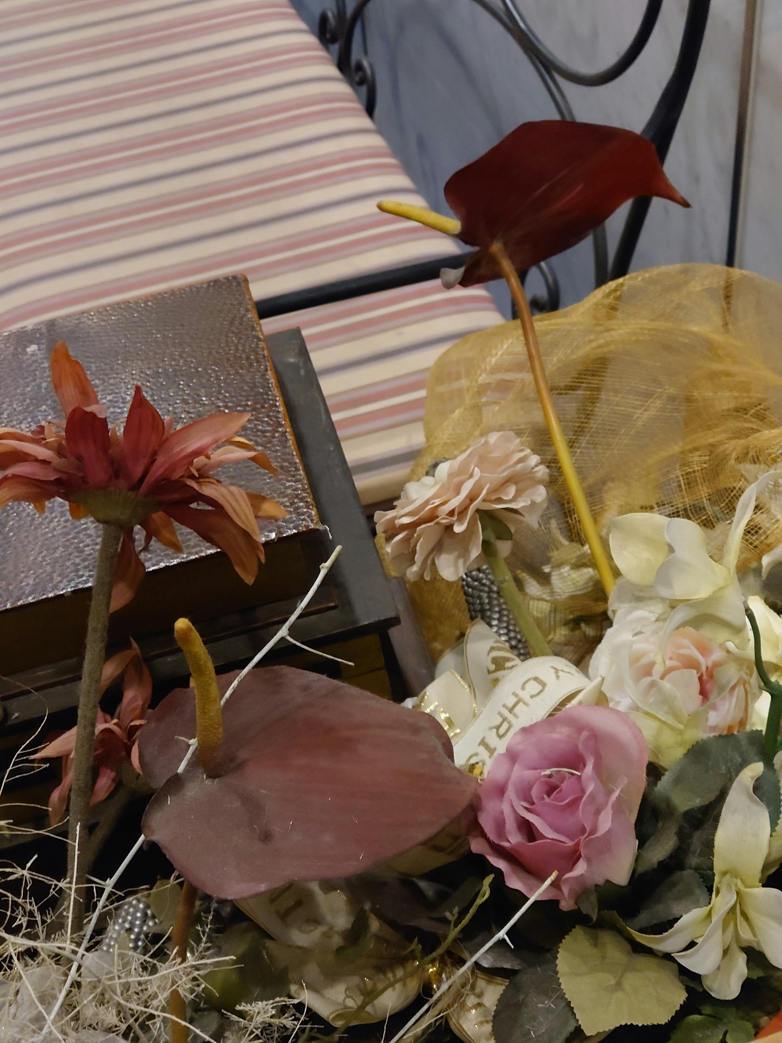 Arrangement floral avec des fleurs rouges et une rose rose
