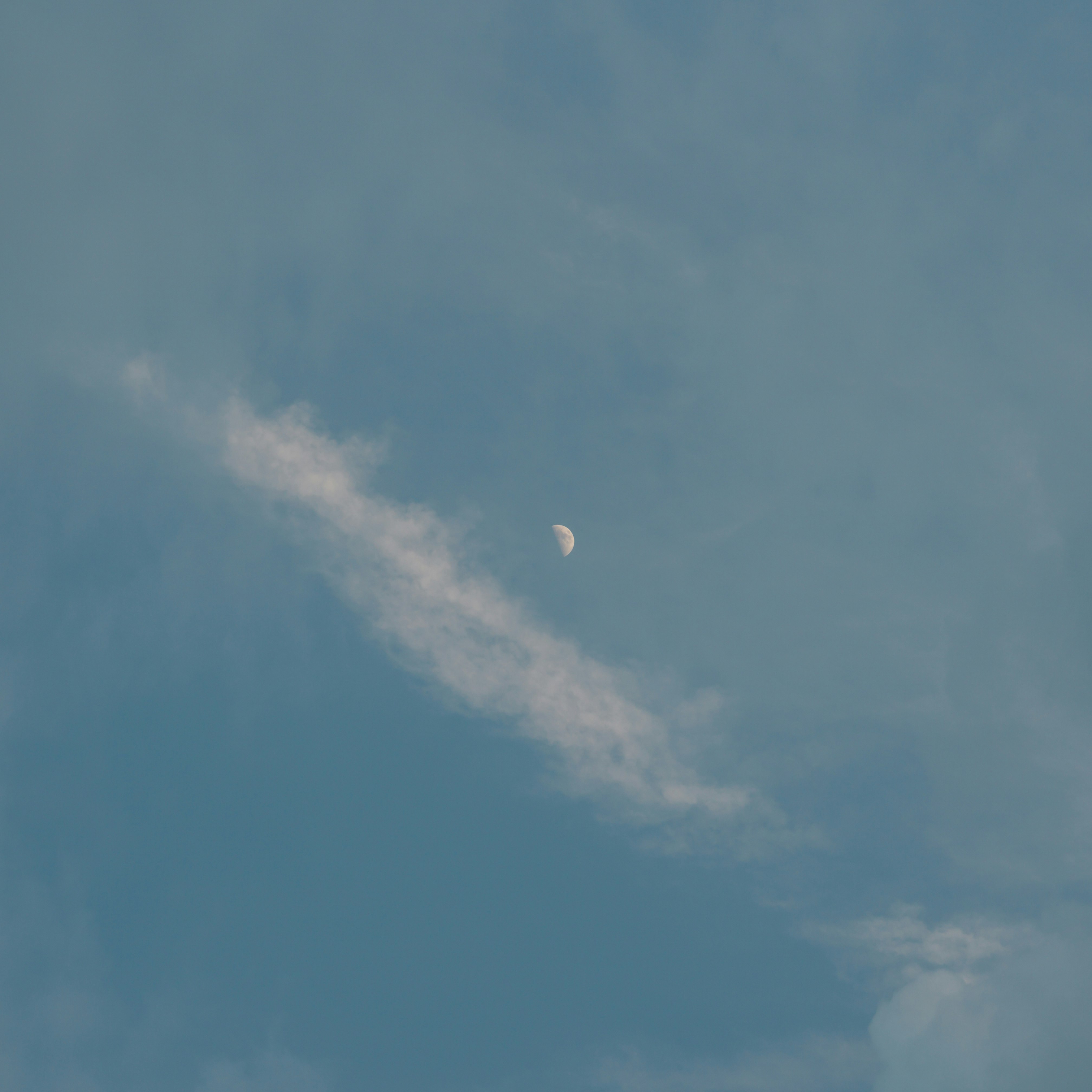 青空に浮かぶ雲と小さな月