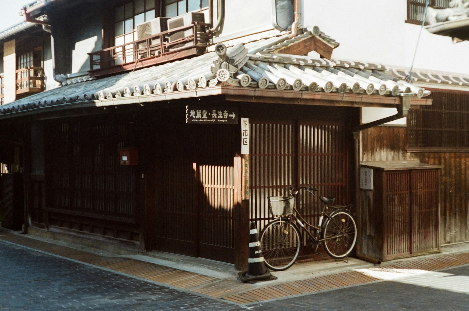 传统日本房屋外停放的自行车
