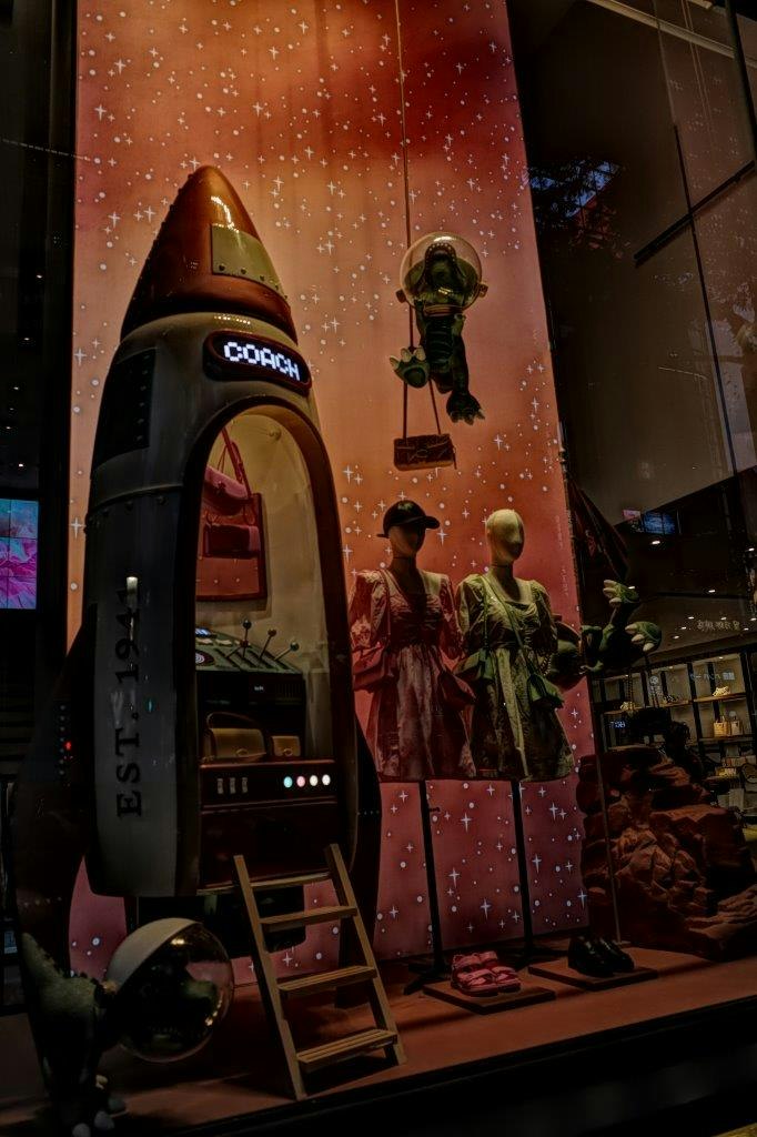 室内展柜里的宇航服展示