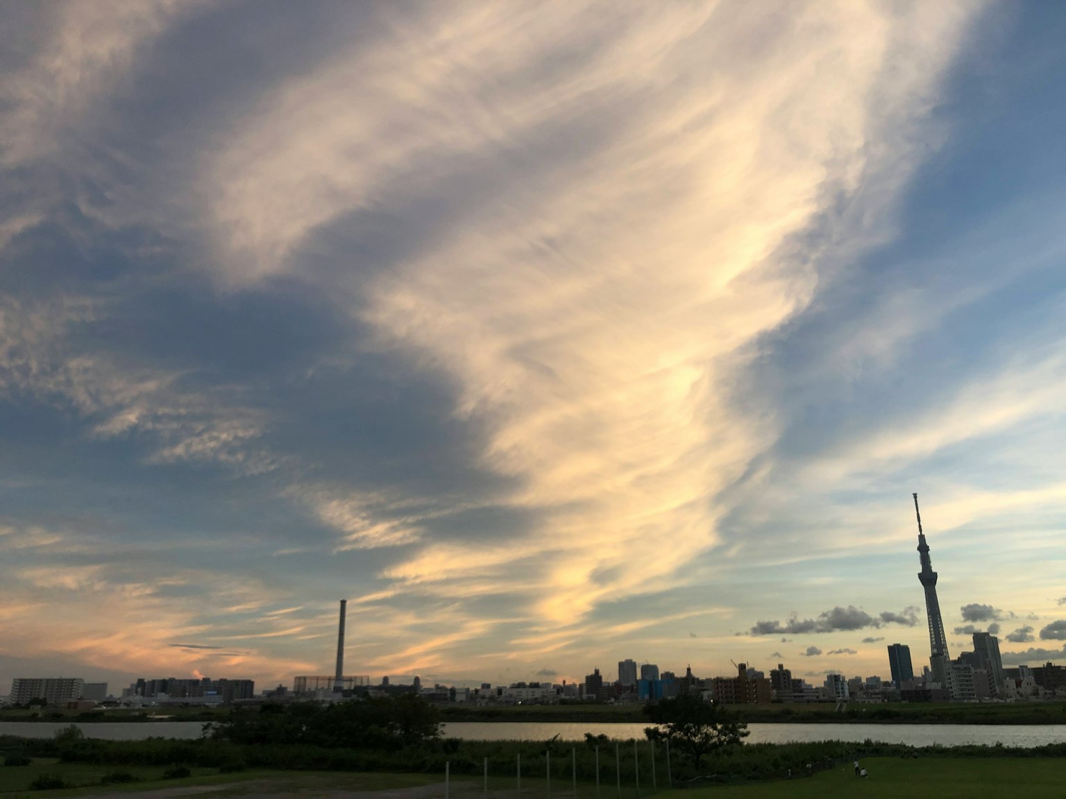 Sonnenuntergang mit Tokyo Skytree und schönen Wolken