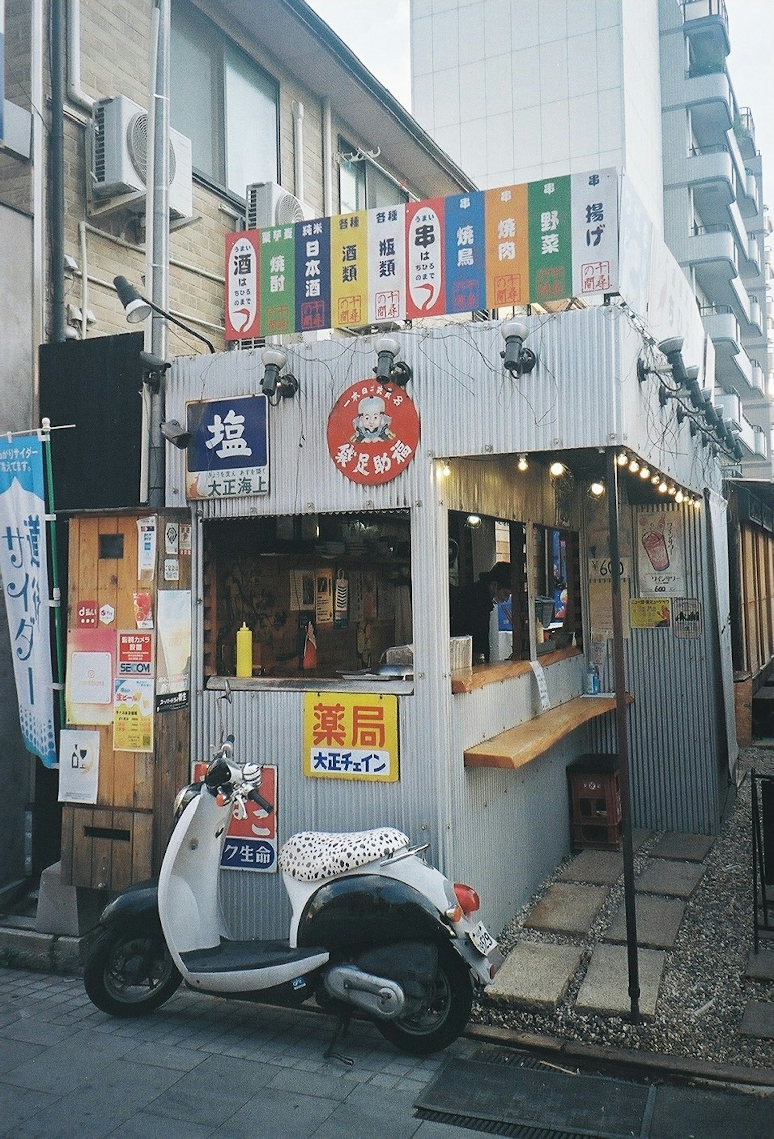 小型食品摊的外观前面停着一辆白色滑板车