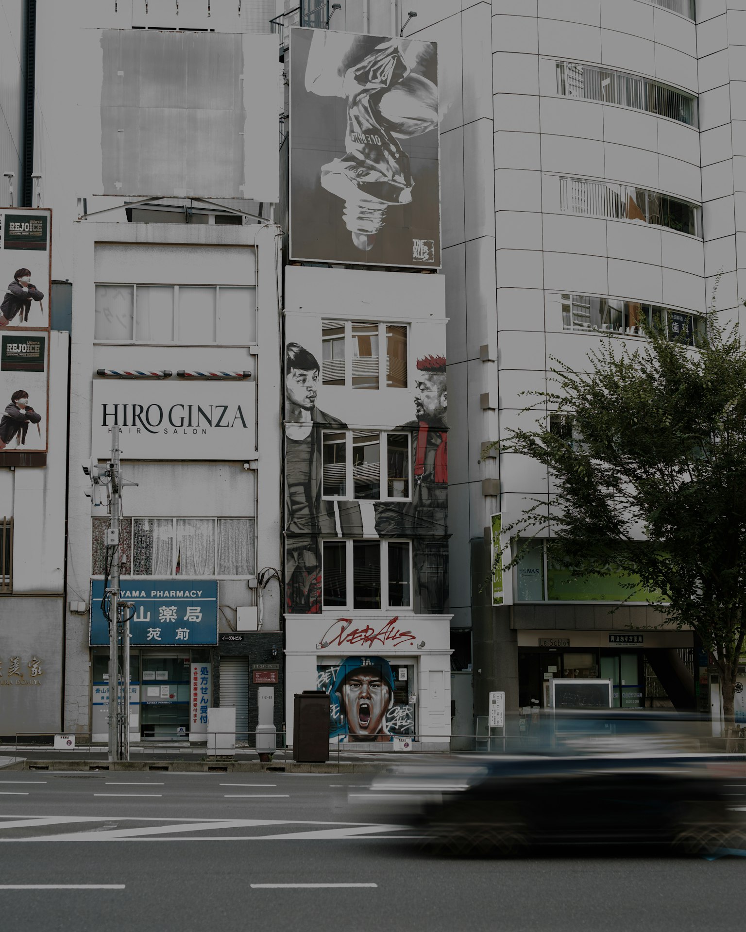Fachada urbana con obras de arte y tiendas