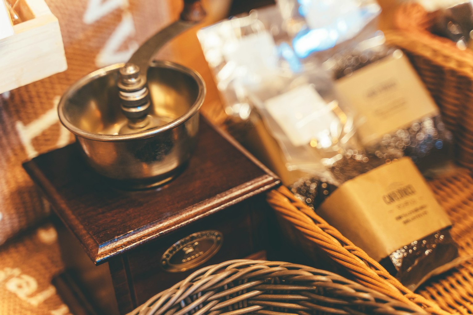 Vintage Kaffeemühle mit Kaffeebohnenpackungen in einer gemütlichen Café-Umgebung