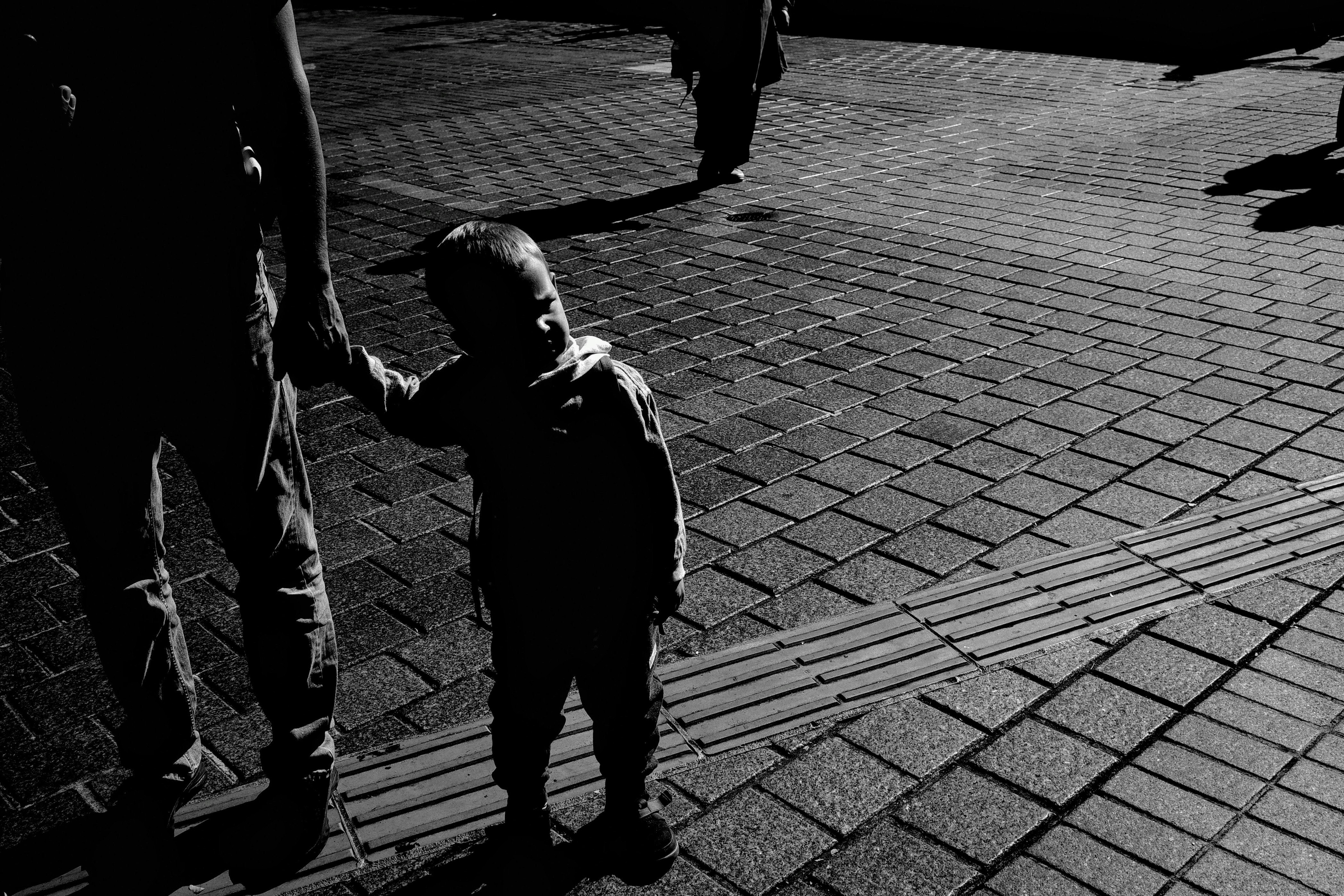 vicolo di Shibuya con pedoni e strada in ciottoli