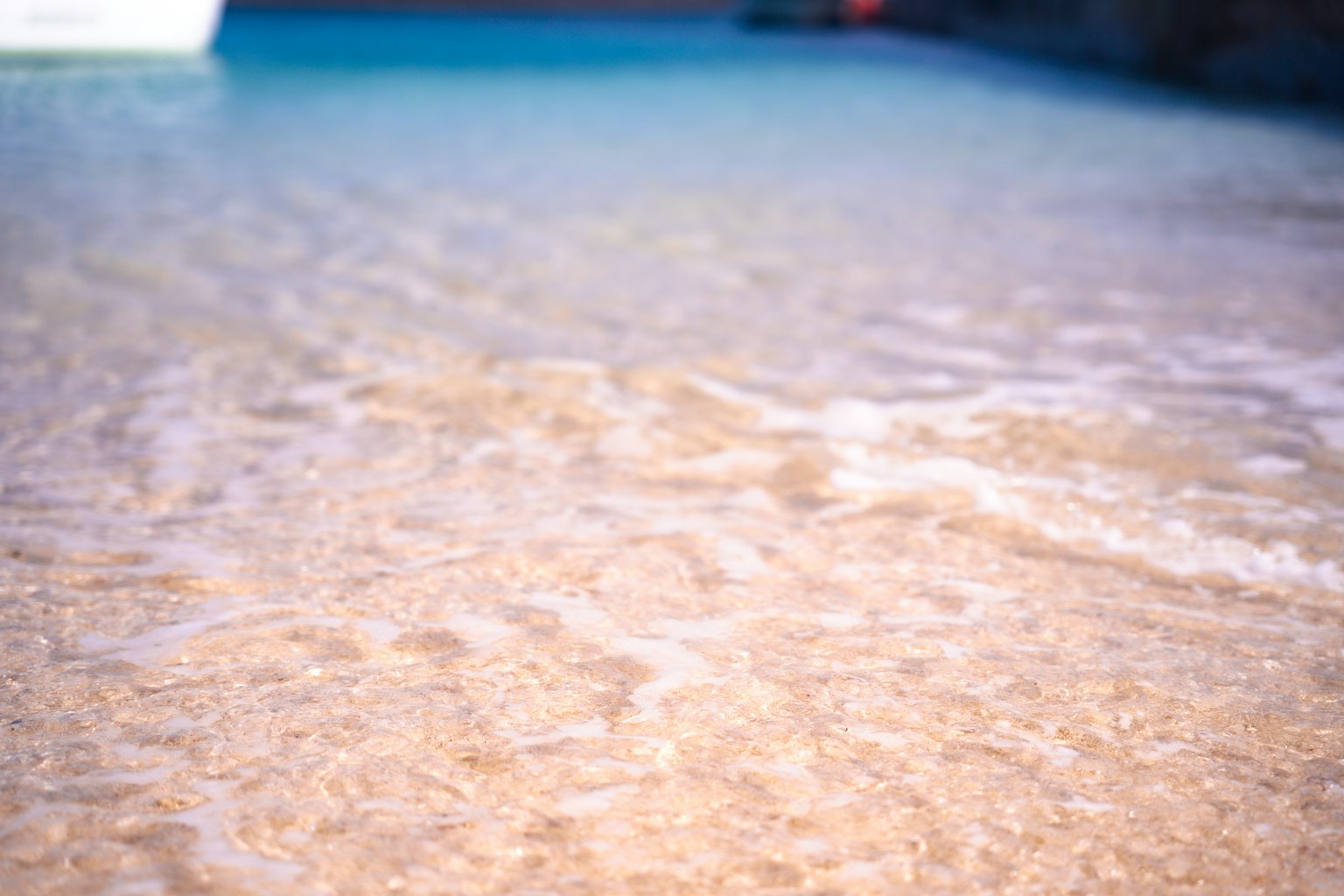 清澈海水和沙滩上温柔波浪的特写