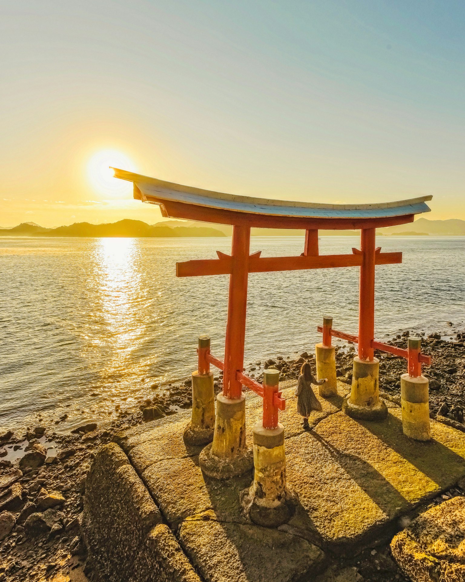 Cổng Torii bên biển lúc hoàng hôn