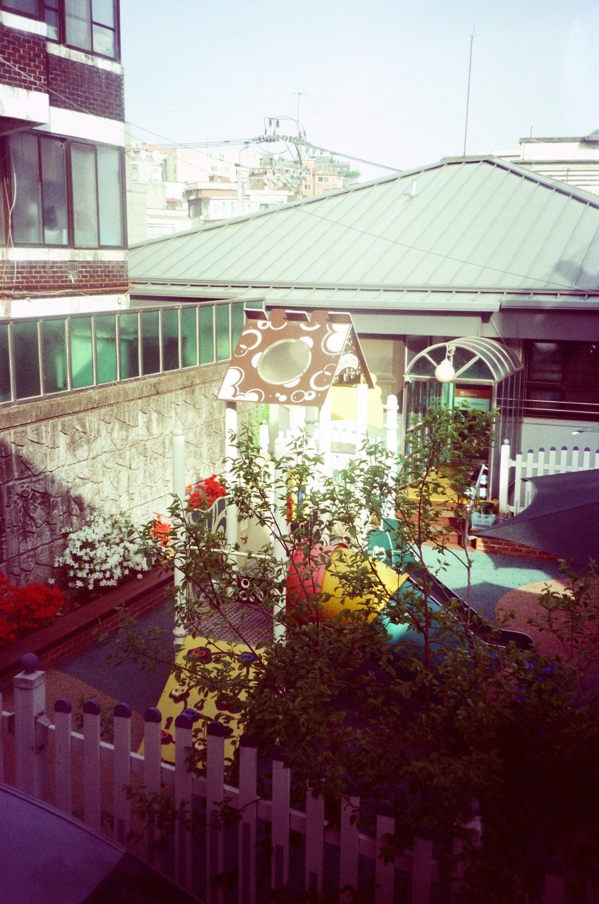 中庭の花壇と格子のある建物の屋外テラス