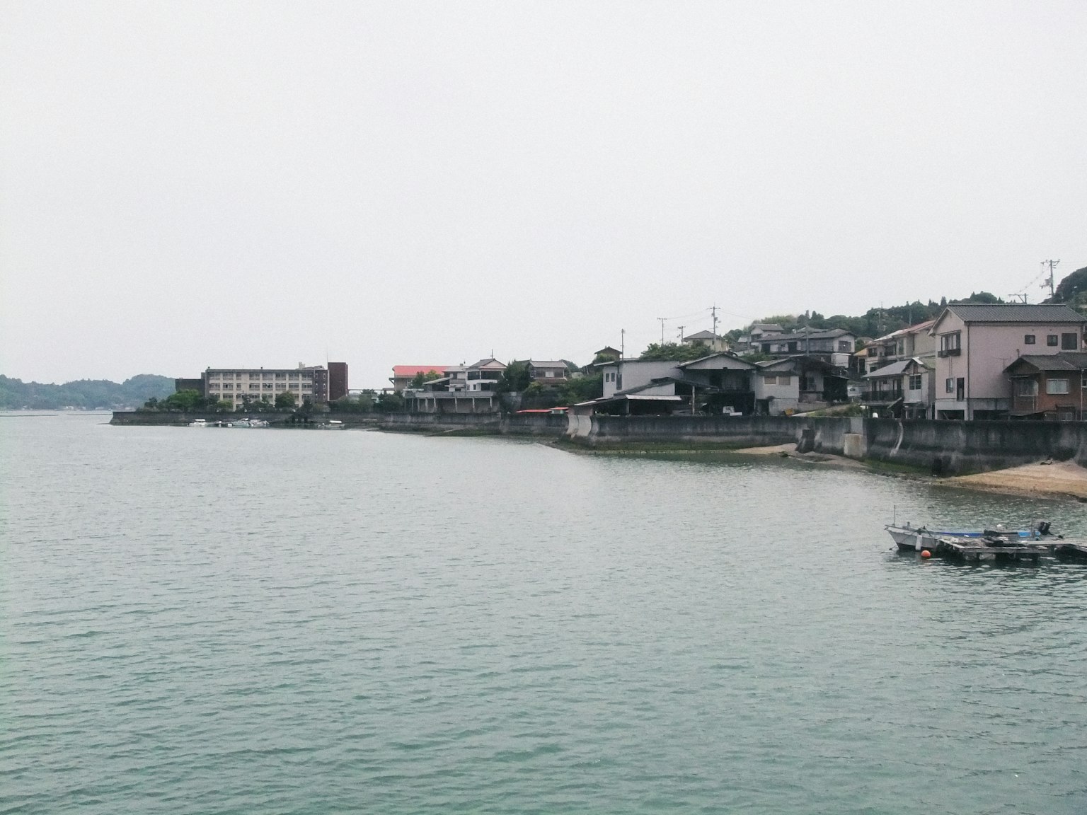 Vista escénica de una zona residencial a lo largo de una costa tranquila