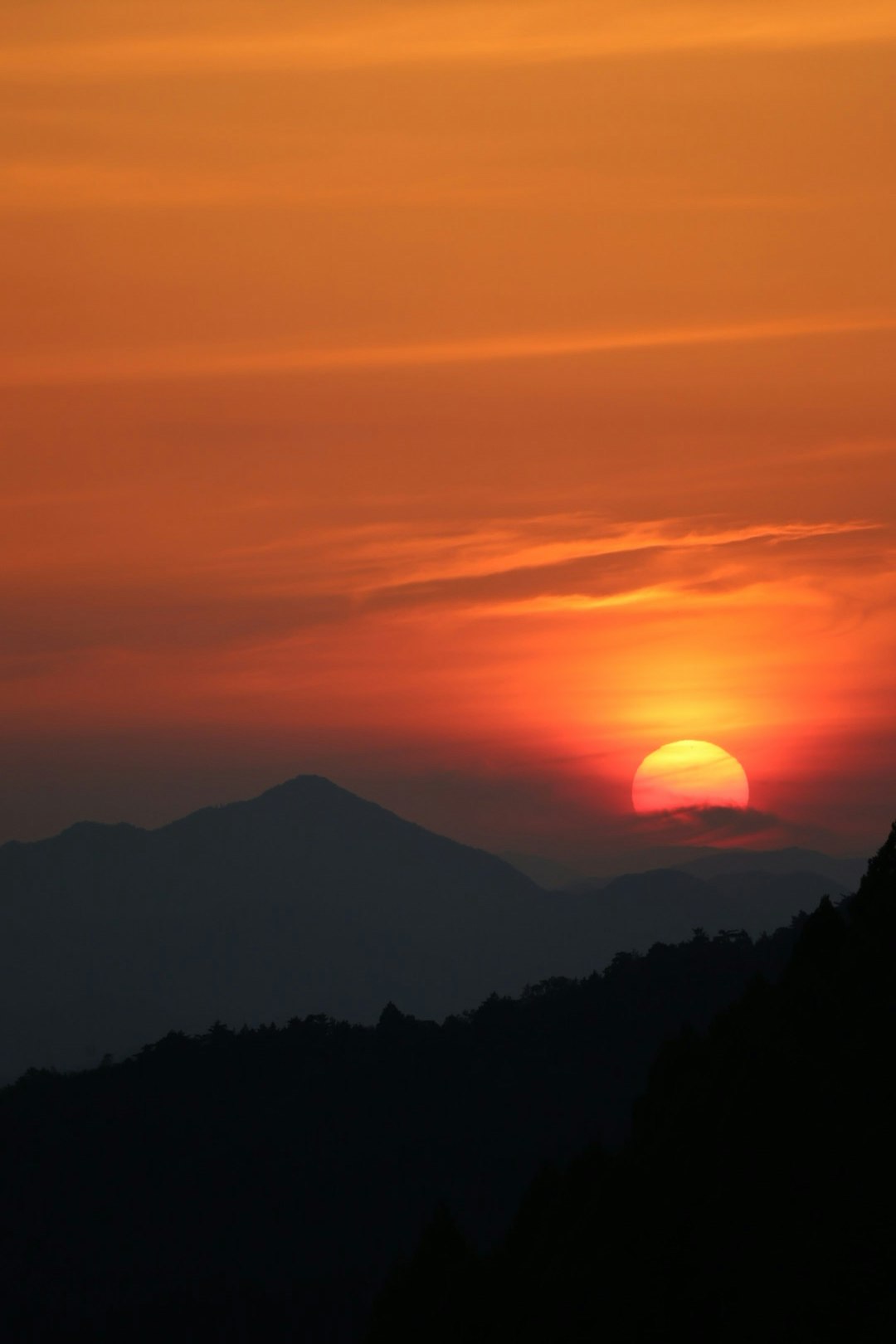 夕日に照らされる山並みのシルエット