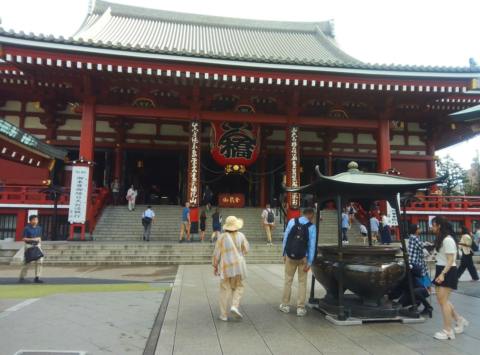 淺草寺的紅色建築和遊客