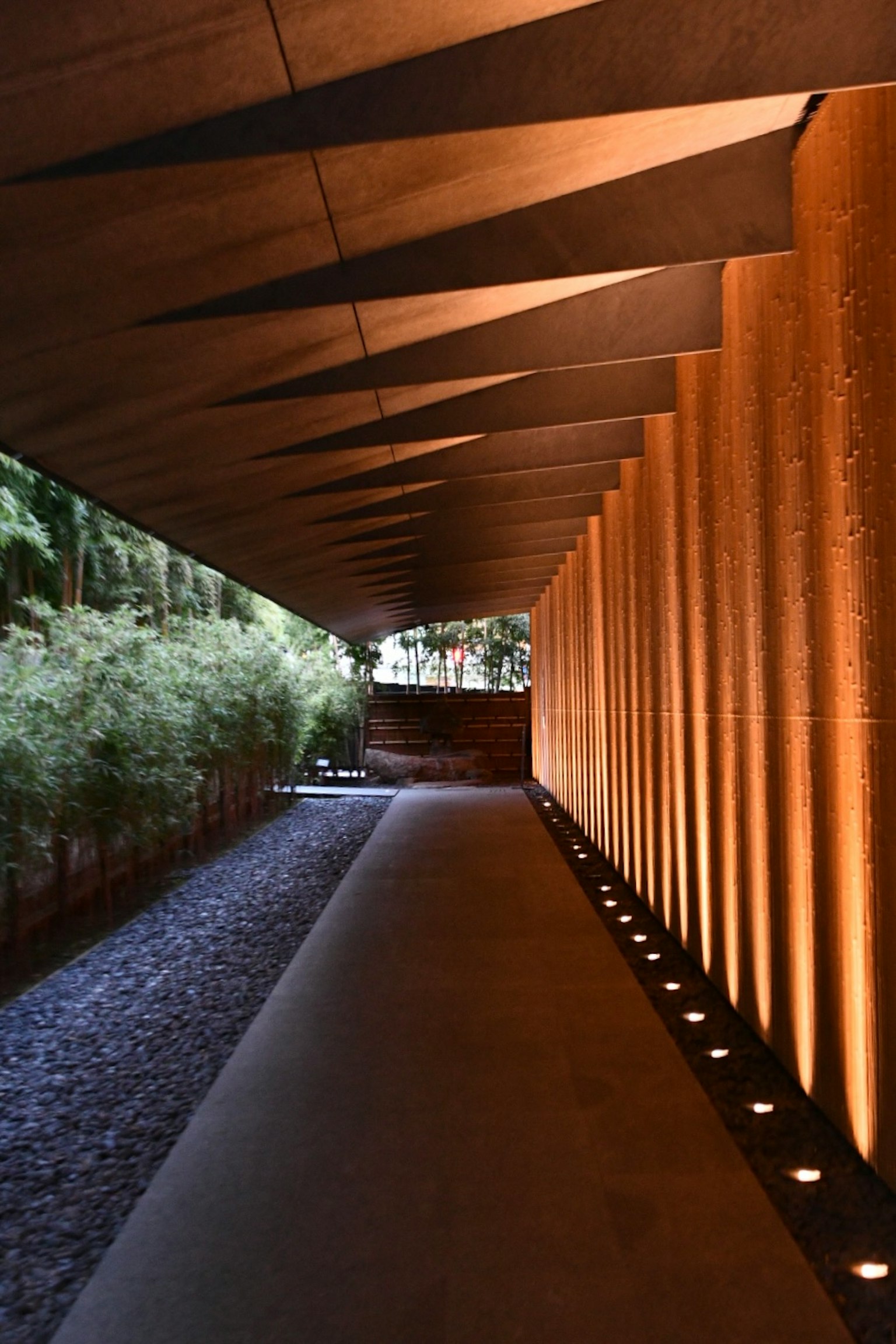Corridoio sereno con colonne allineate e design di illuminazione calda