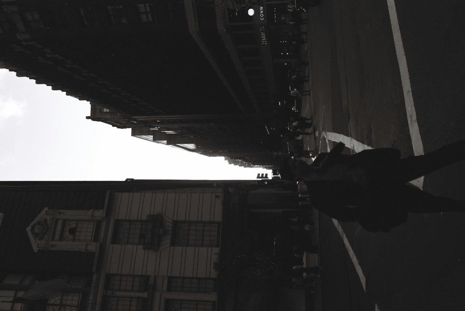Foto en blanco y negro de una calle de la ciudad con edificios altos