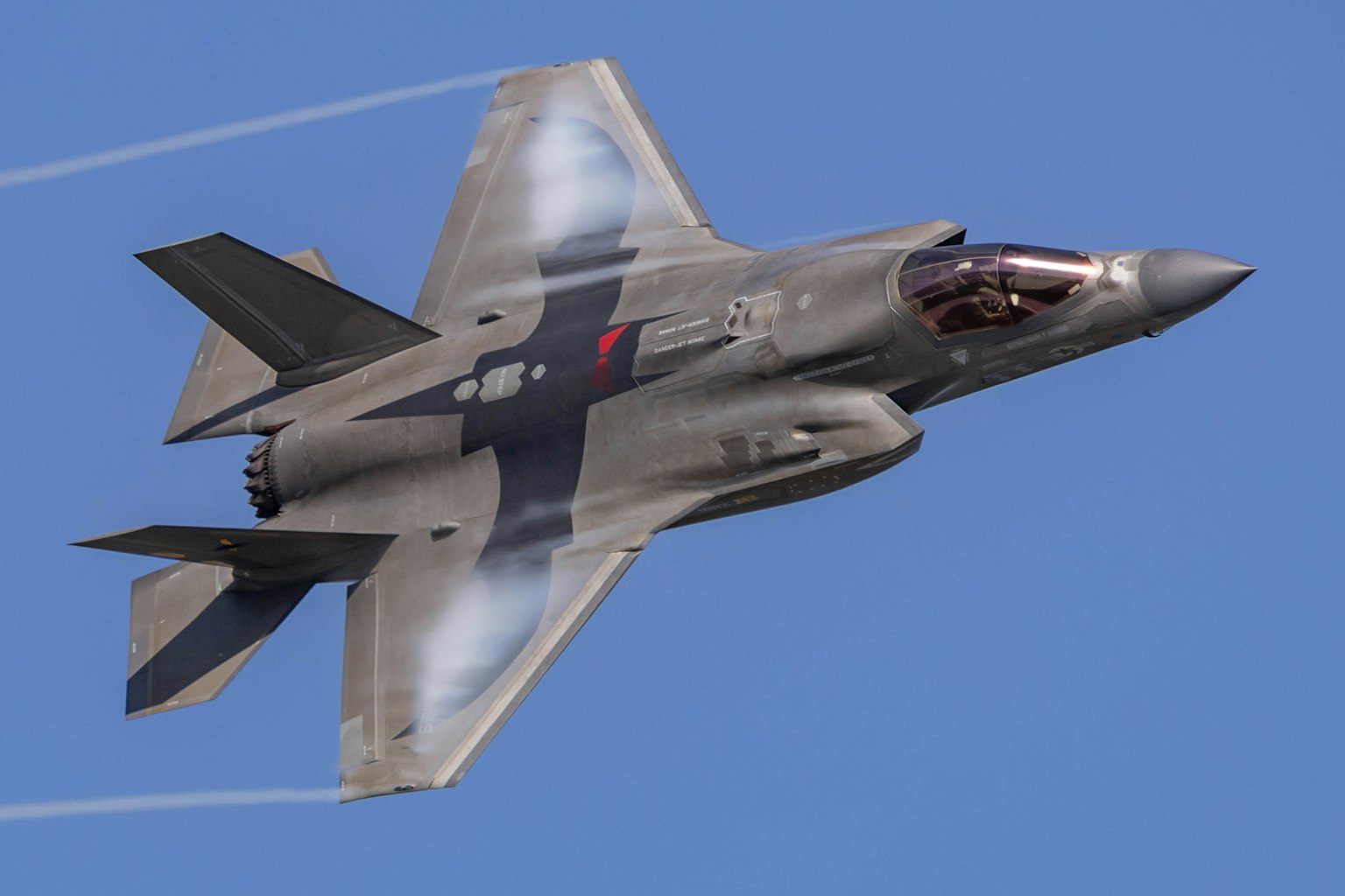 Pesawat tempur F-35 terbang di latar belakang langit biru