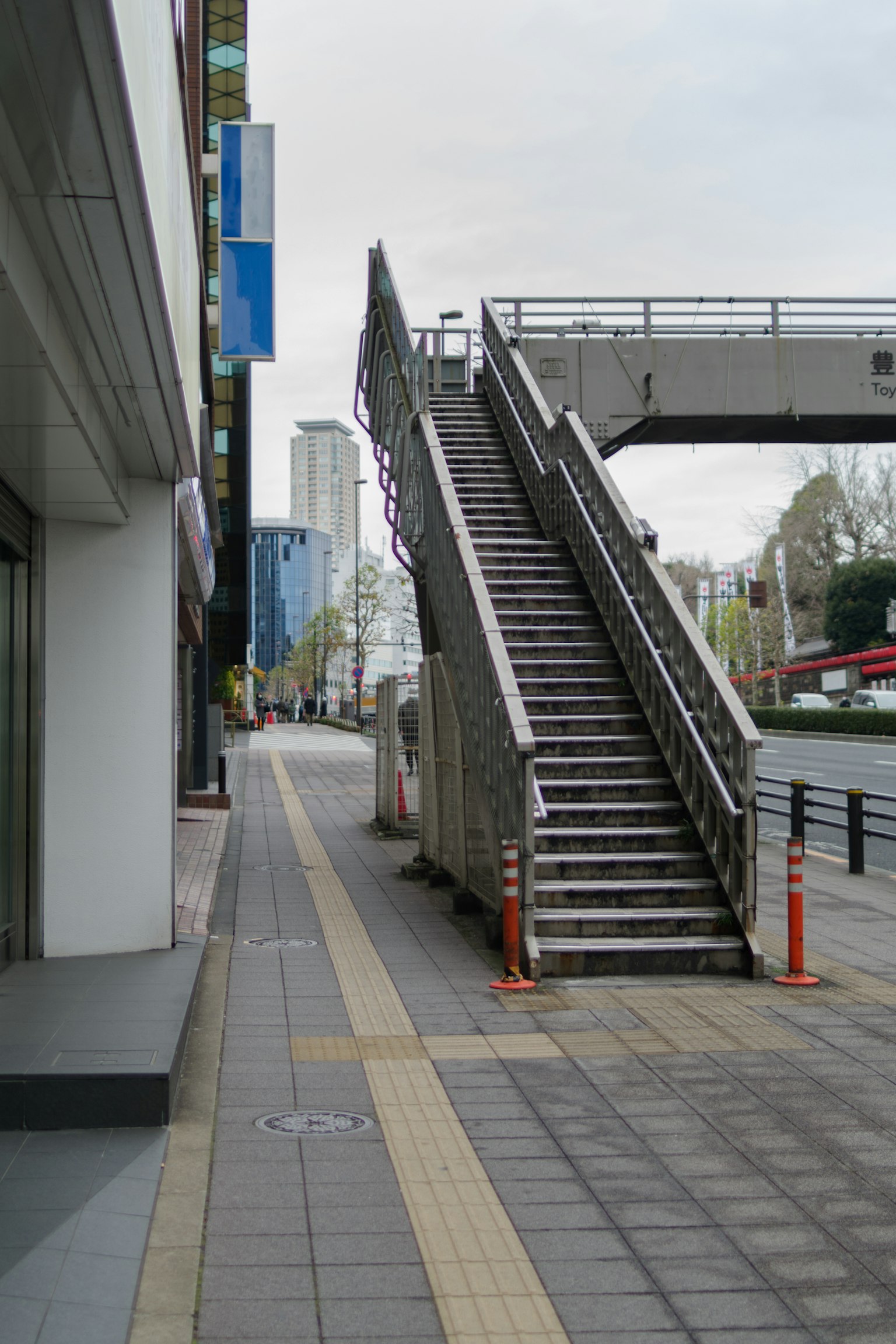 Vue de l'escalier et du trottoir Escalier en métal debout Scène urbaine