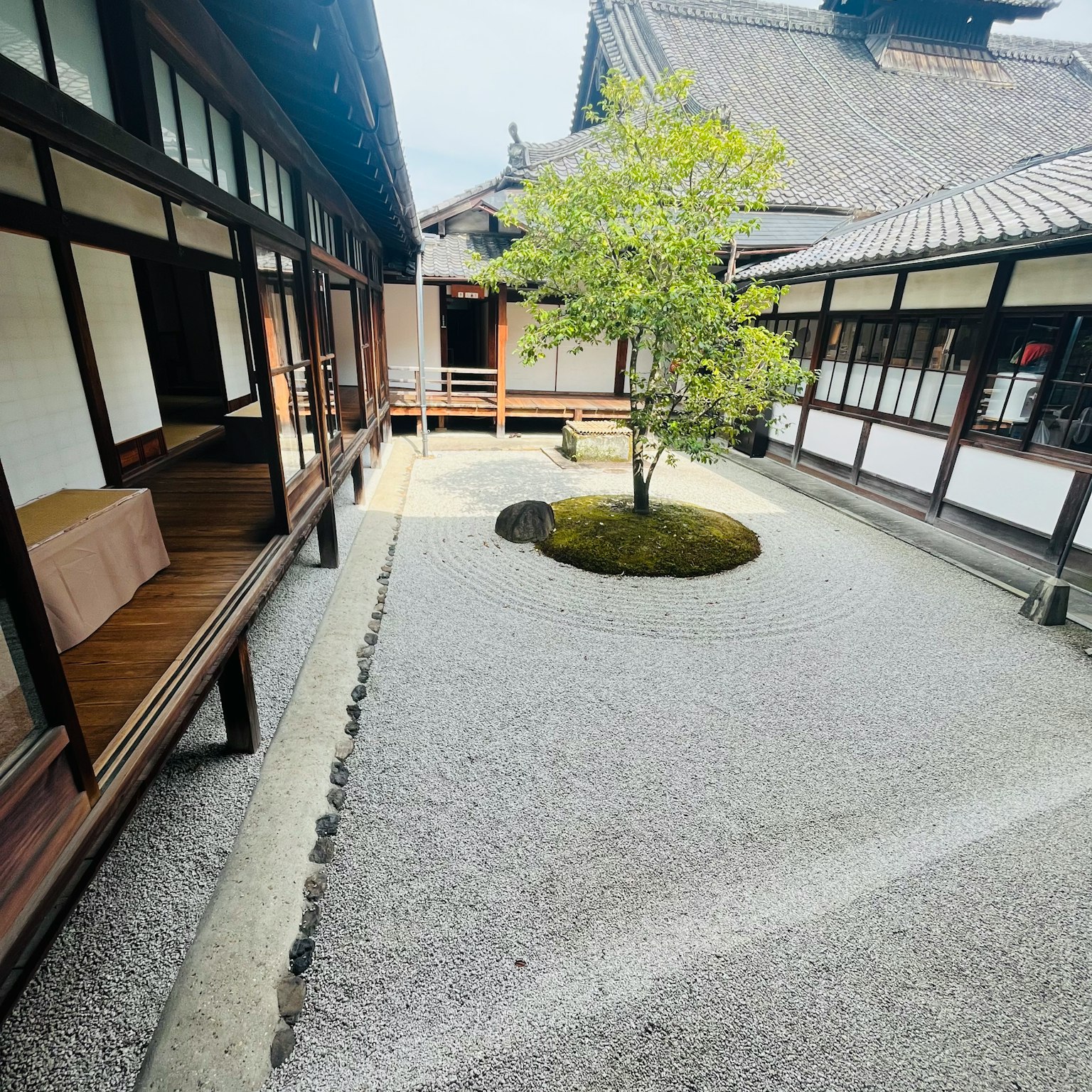 Vista di un cortile giapponese tradizionale con giardino e architettura in legno
