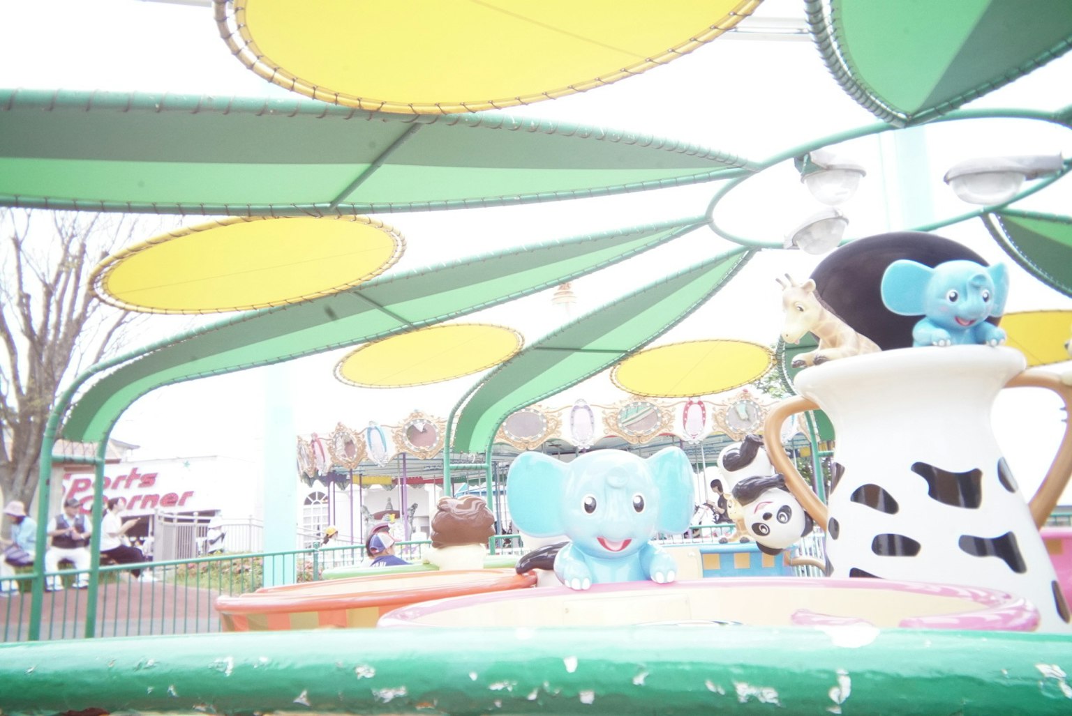 Bunte Fahrgeschäfte im Freizeitpark mit auffälligen blauen Elefantenfiguren
