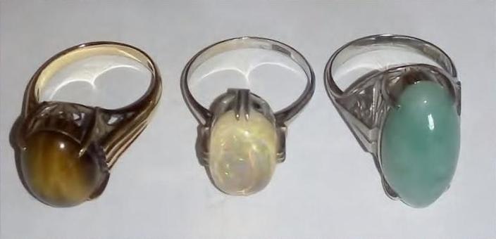 ガラスの小瓶に入った3色の液体