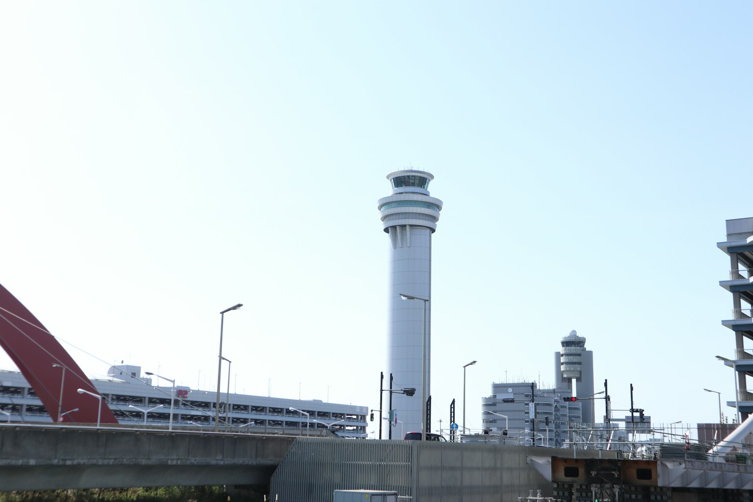 机场控制塔和周围建筑的背景