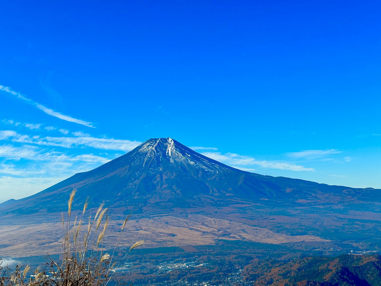ทิวทัศน์ที่สวยงามของภูเขาฟูจิที่ตั้งตระหง่านใต้ท้องฟ้าสีฟ้า