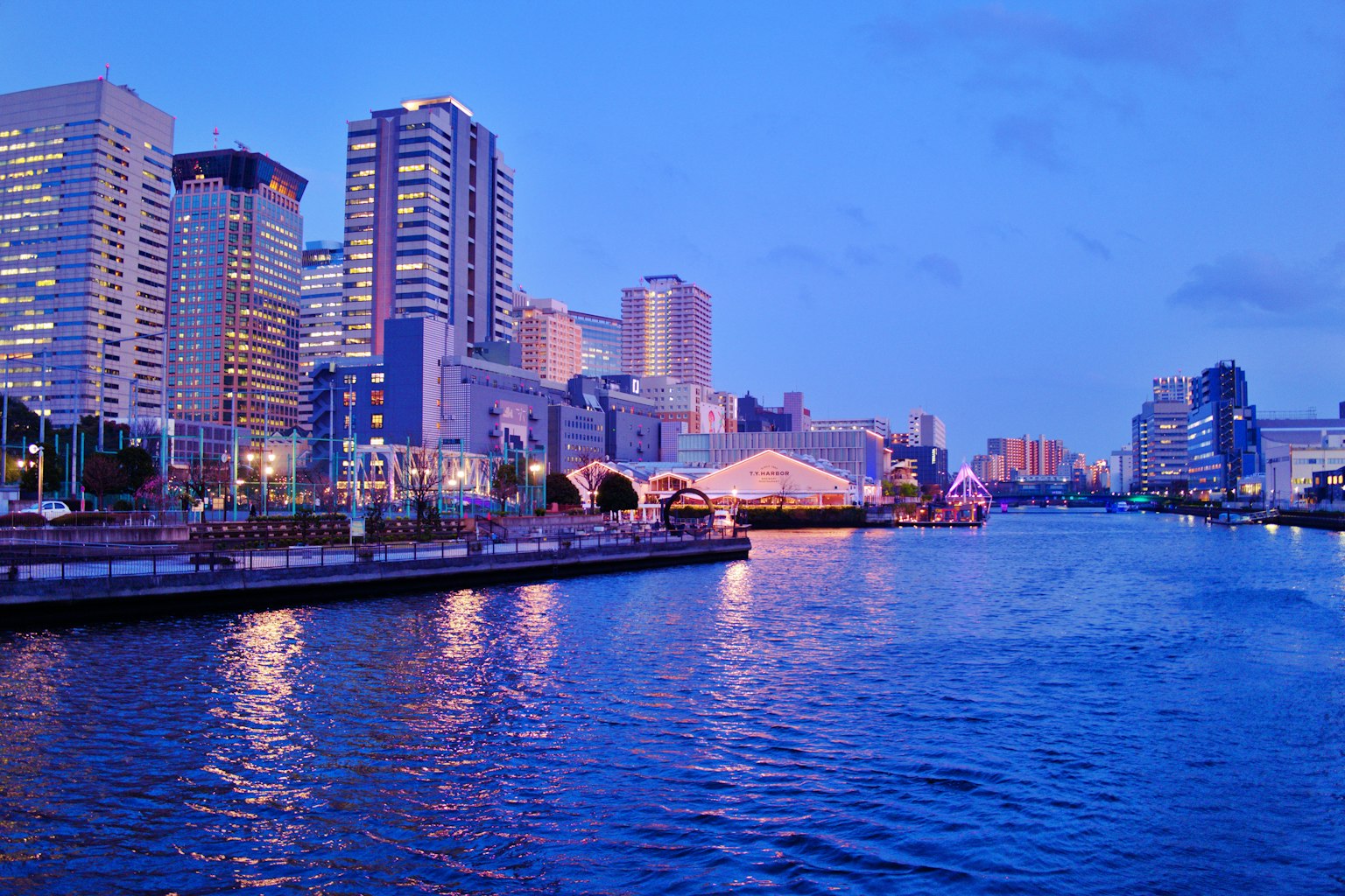 Vista nocturna del horizonte de Yokohama con superficie de agua azul