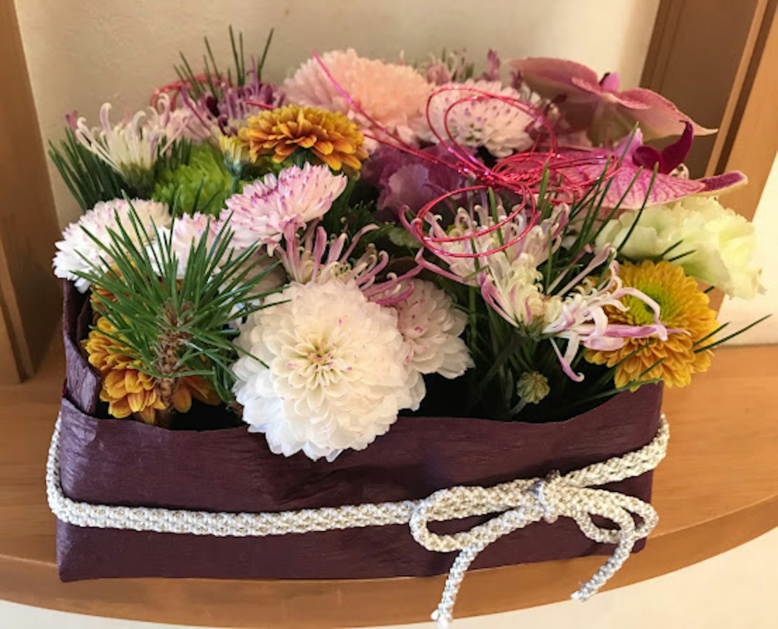 紫色容器中的花卉裝飾，展現多彩花朵
