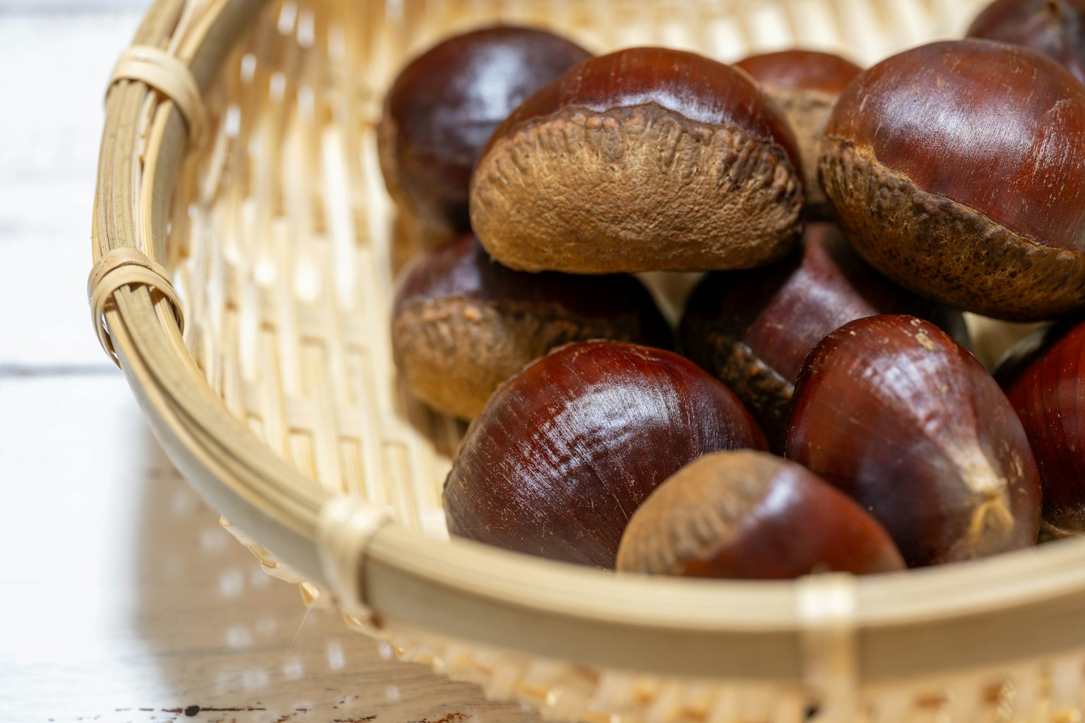 Hình ảnh của hạt dẻ trong giỏ đan