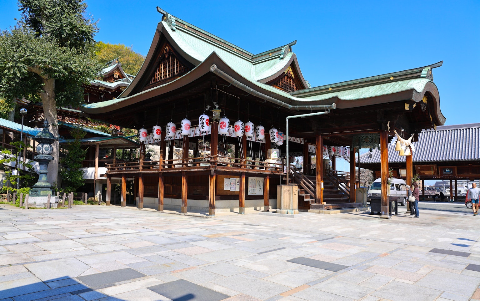 Traditionelles japanisches Schreingebäude unter einem schönen blauen Himmel