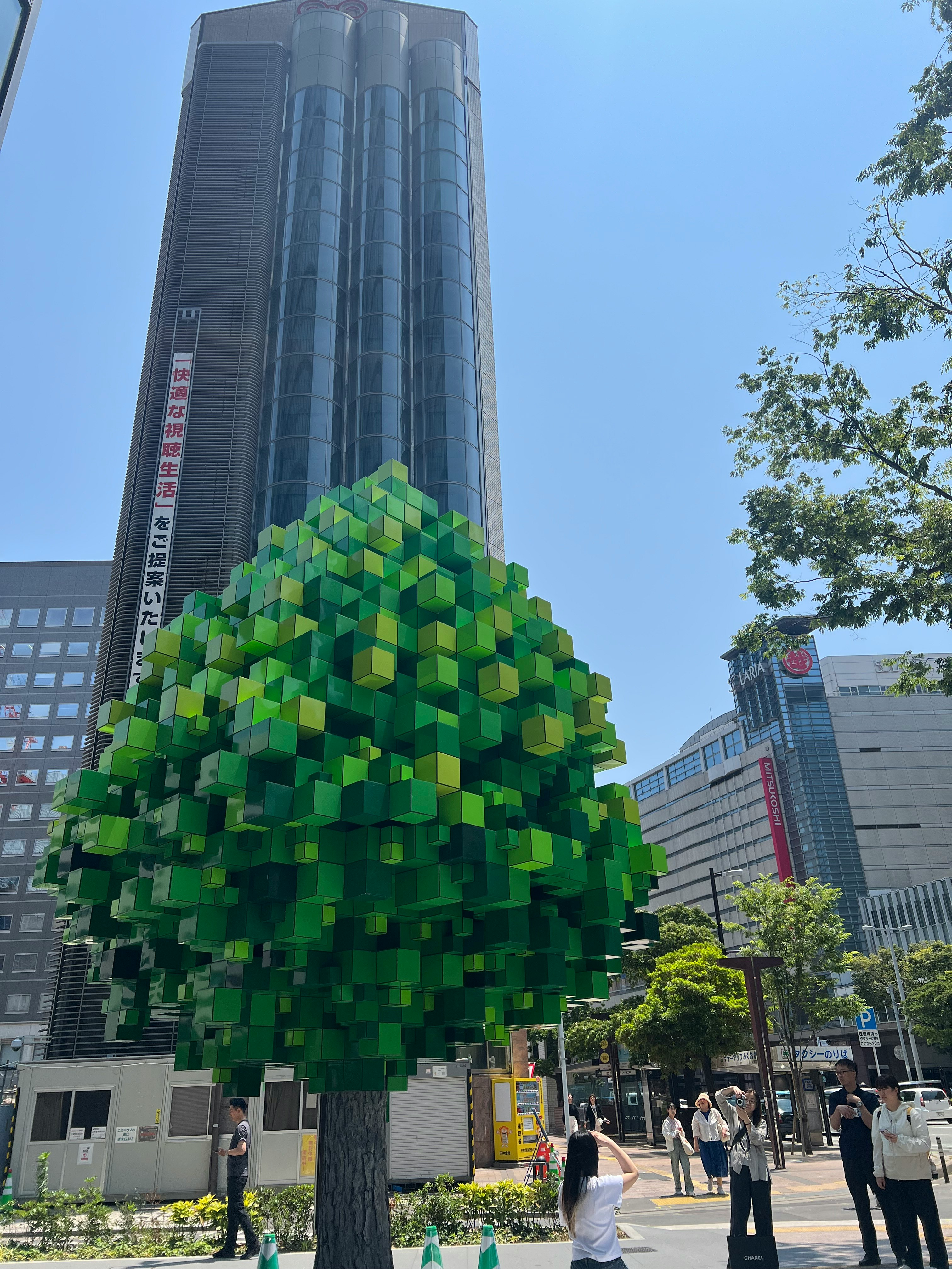 scultura tridimensionale verde in una piazza cittadina