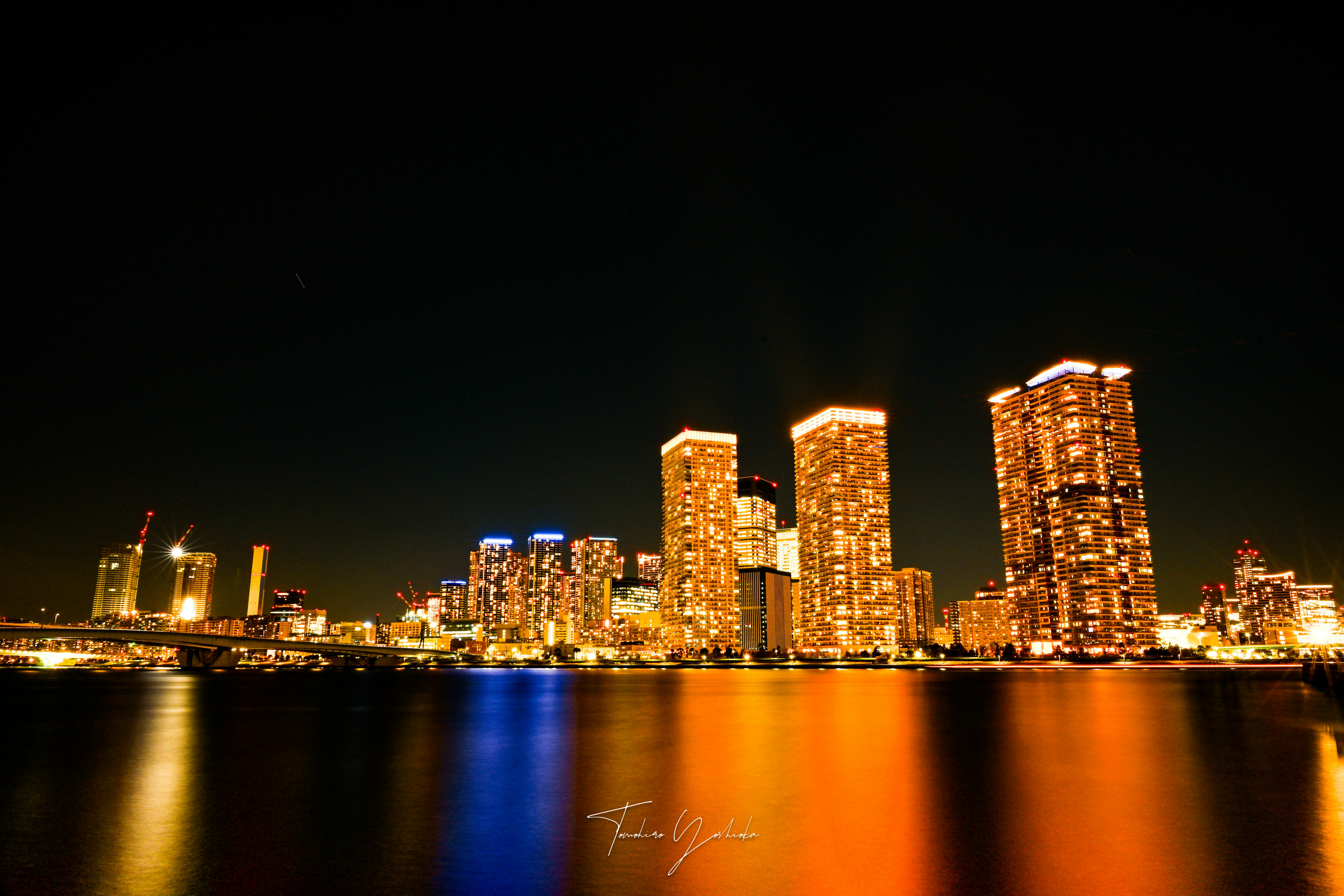 夜の湾岸に立ち並ぶ高層ビルの夜景