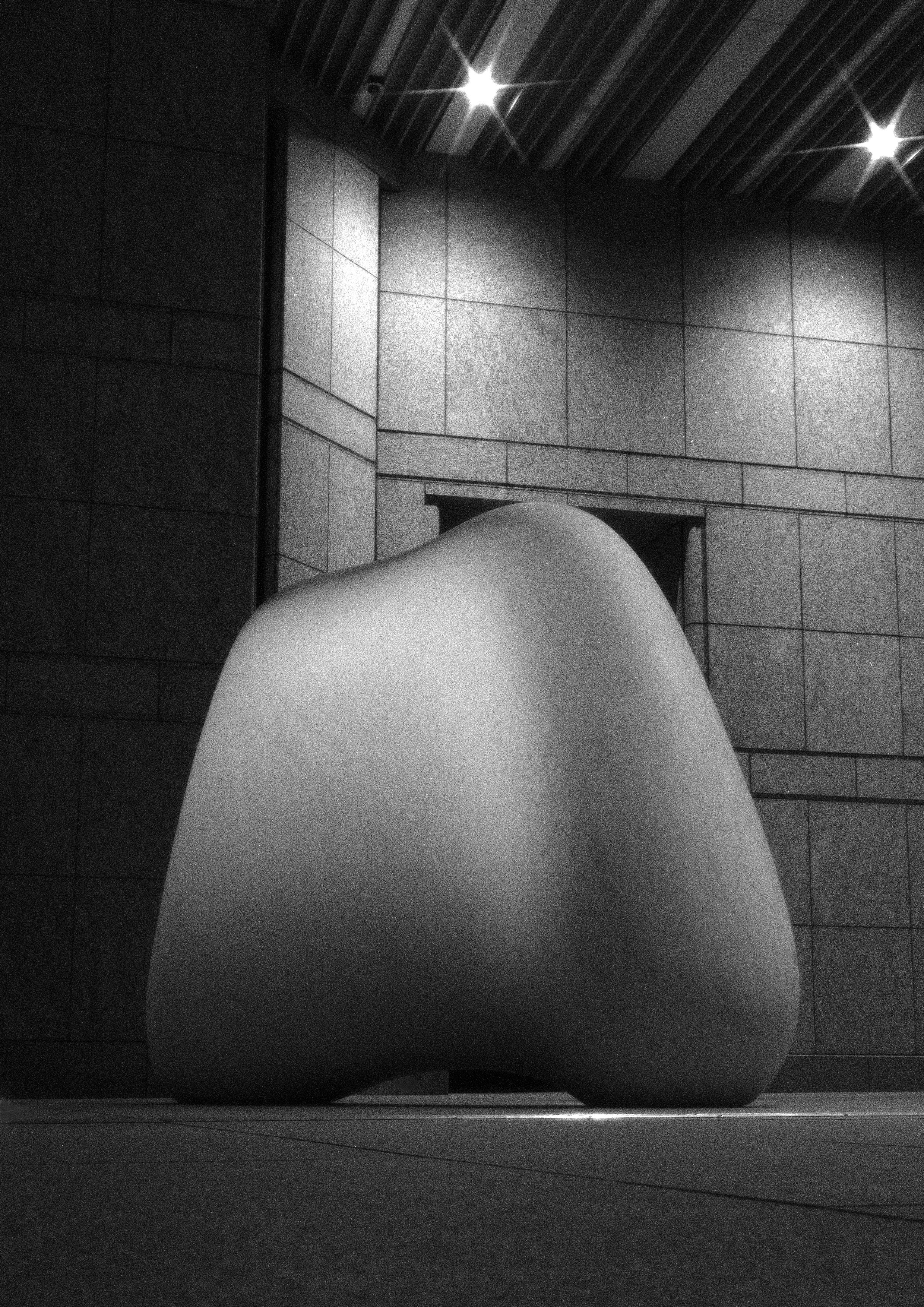 壁際に置かれた大きな球状の彫刻