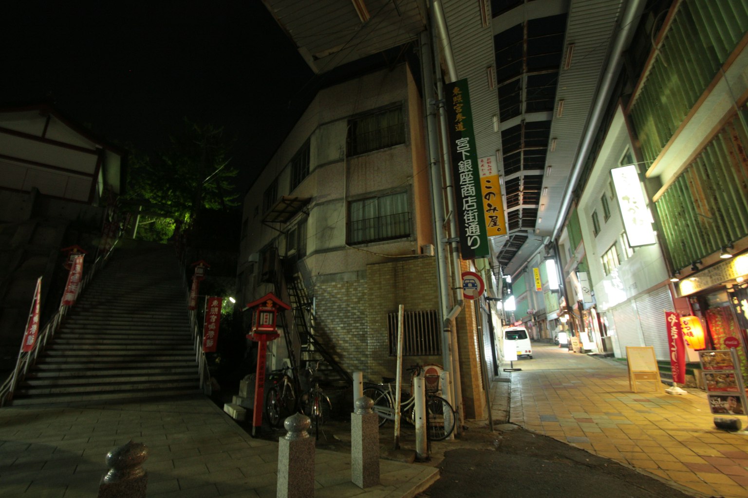 夜景显示狭窄的楼梯和一座老建筑