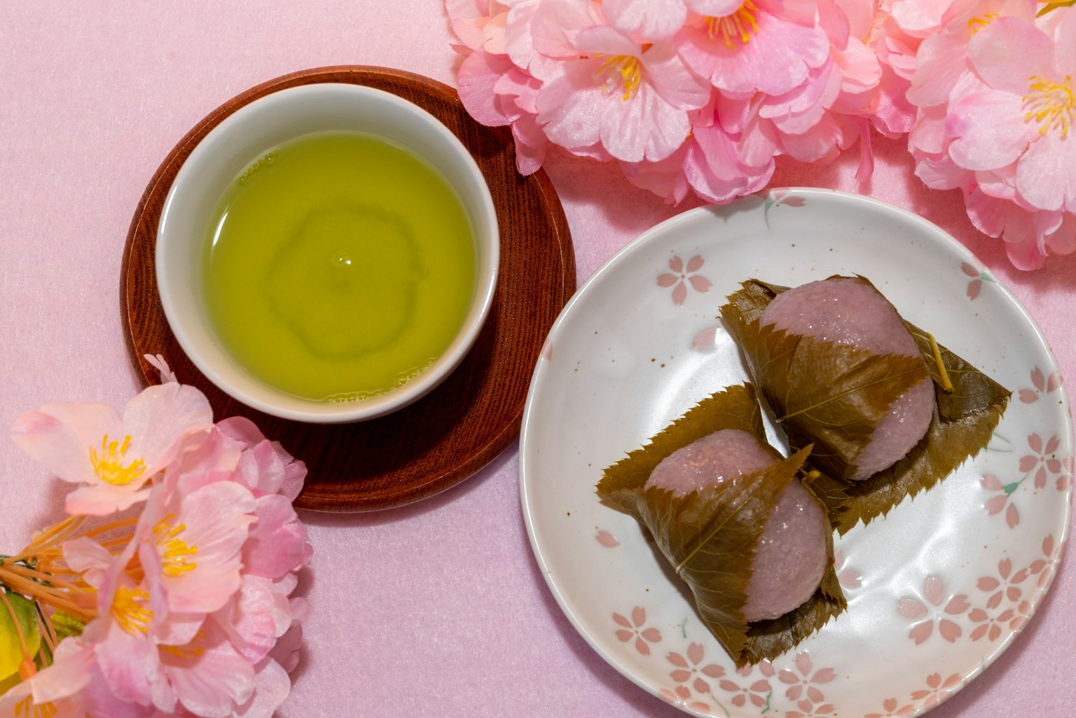 Arrangement magnifique de fleurs de cerisier, de thé et de douceurs japonaises