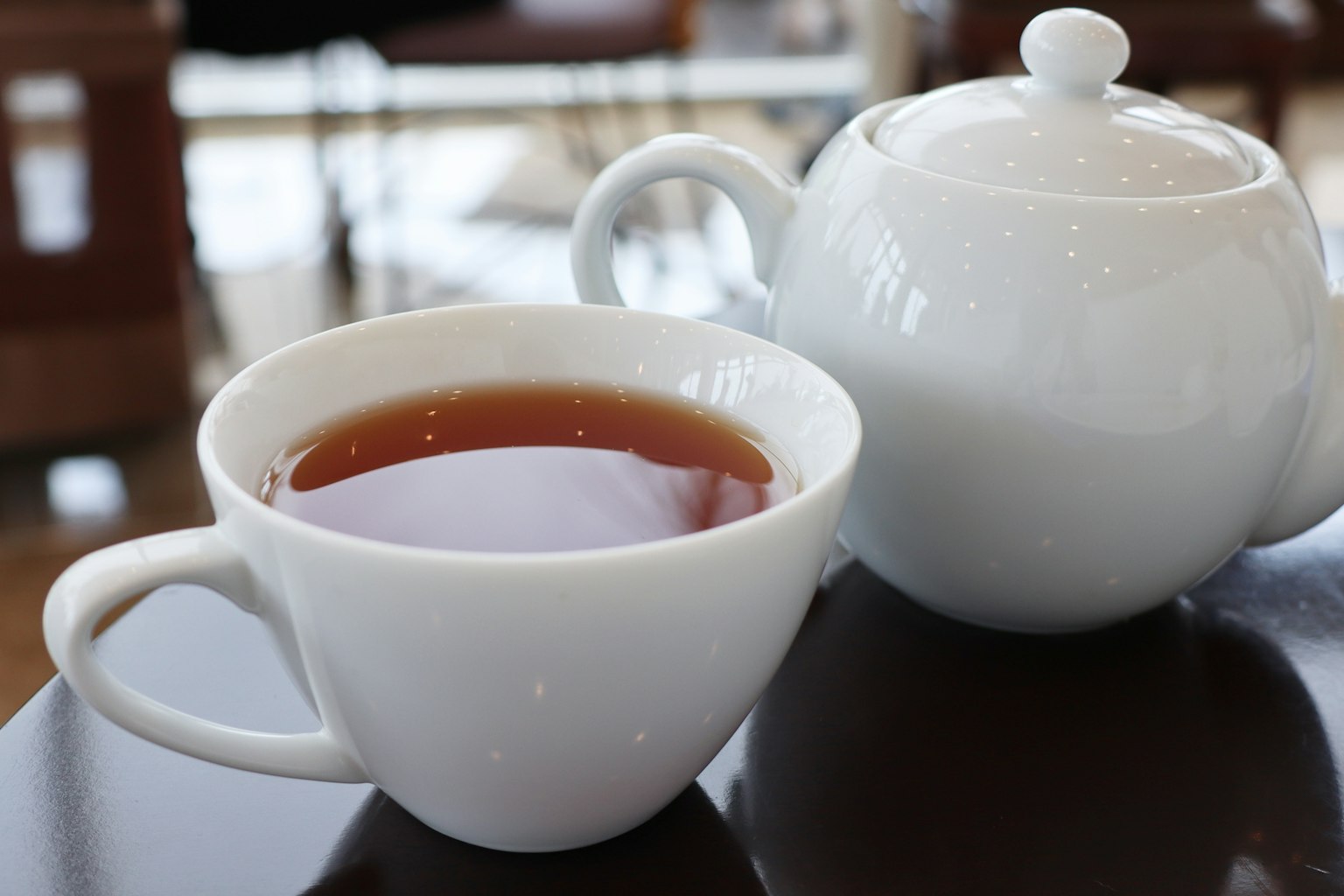 白色杯子和茶壶中的泡茶