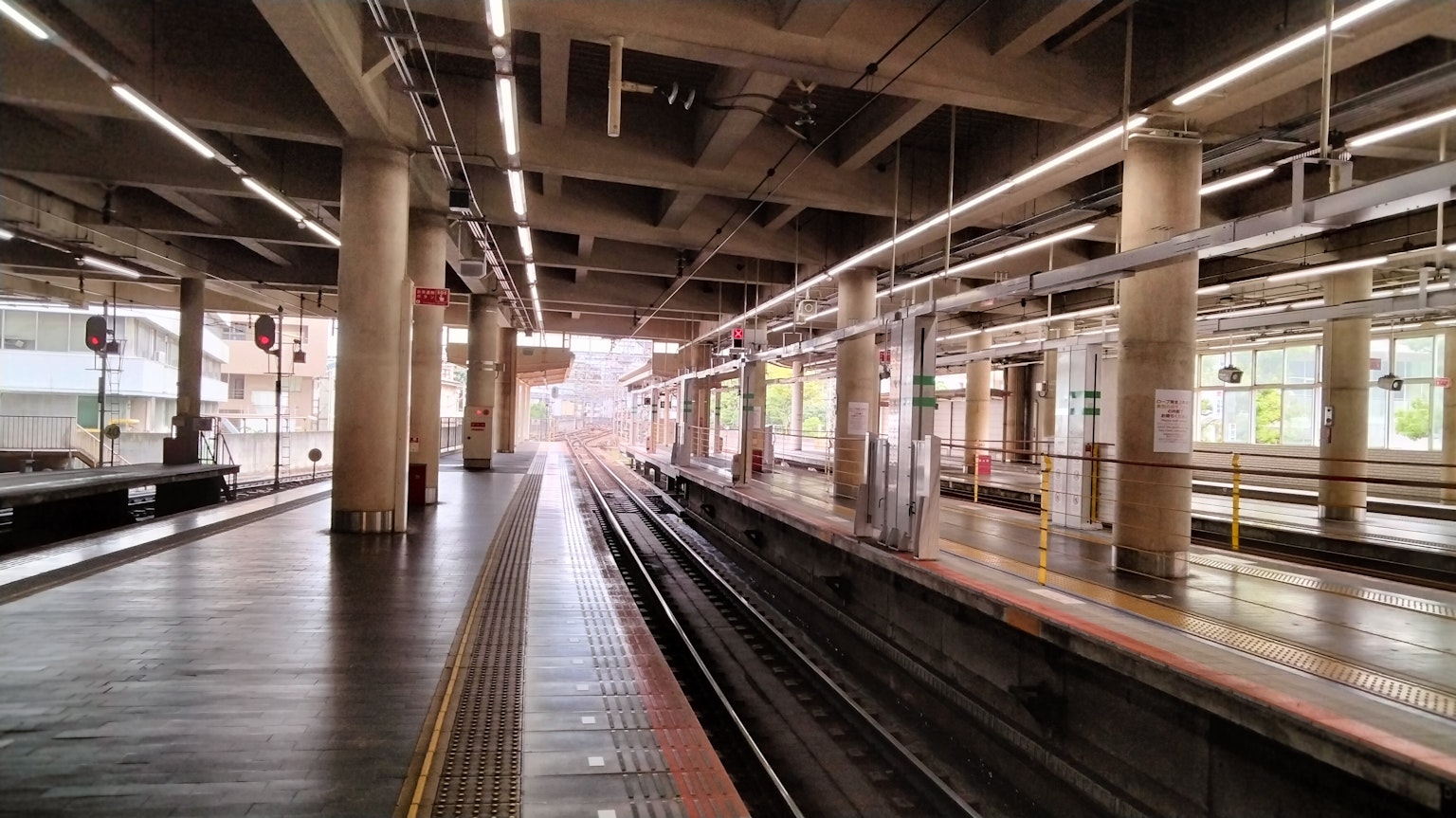 Geräumige Sicht auf einen Bahnhof und Gleise