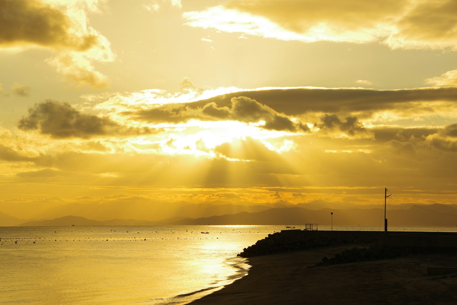 Bellissima luce del tramonto che si riflette sul mare