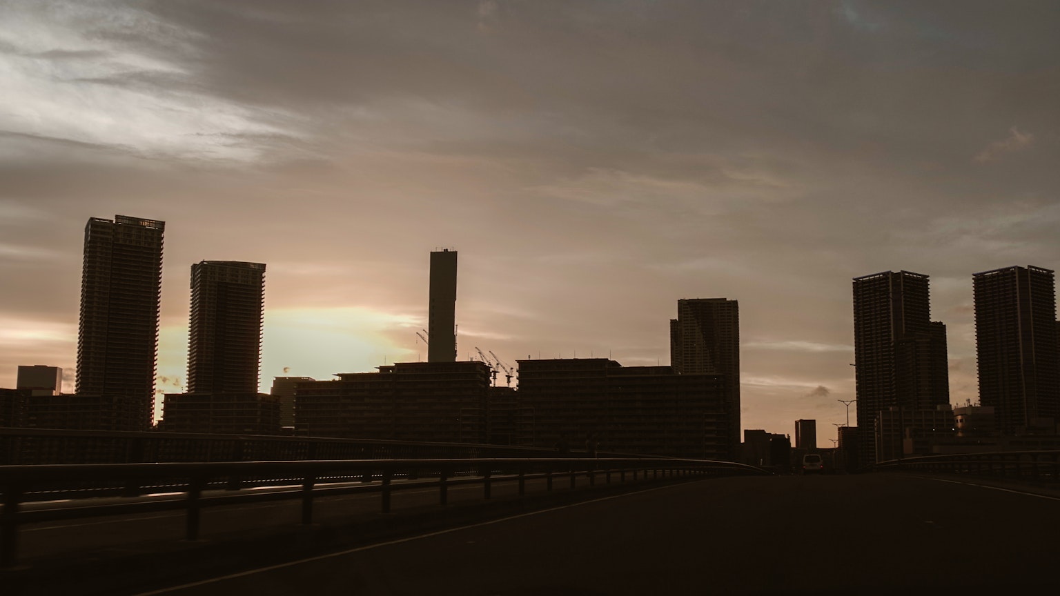 Silhouette einer Stadtlandschaft bei Dämmerung mit hohen Gebäuden