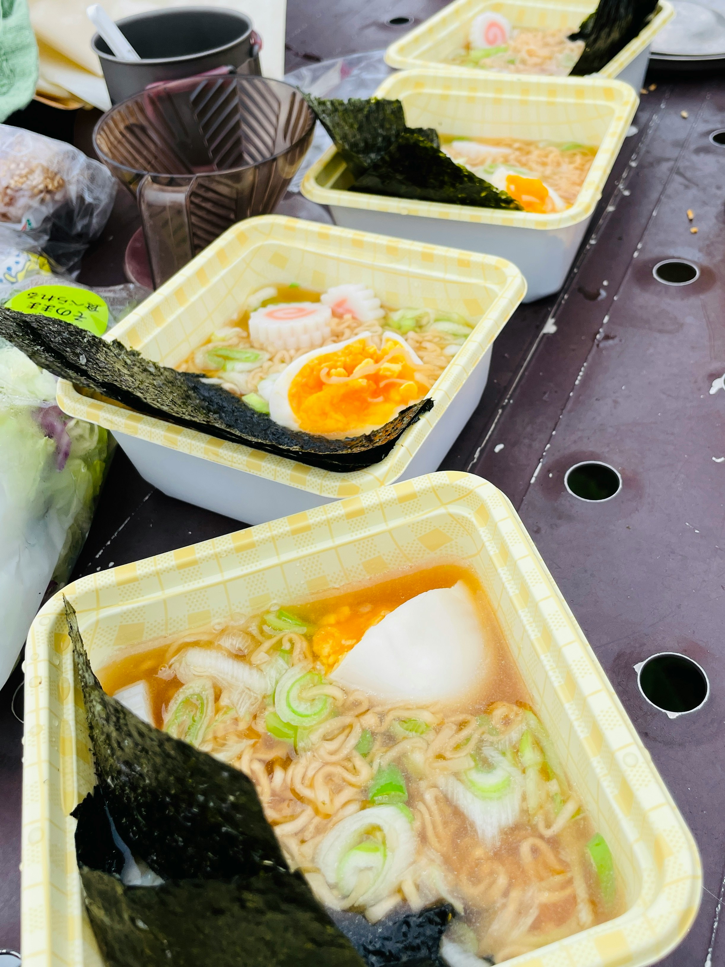 附海苔片的即食麵便當盒
