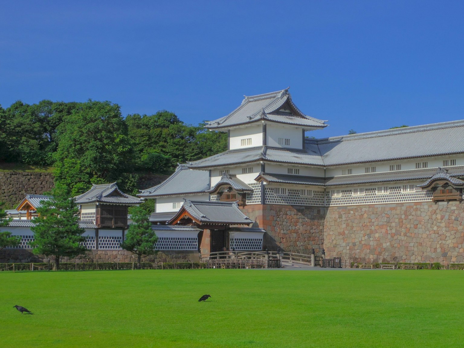 Exterior de un castillo japonés tradicional bajo un cielo azul claro