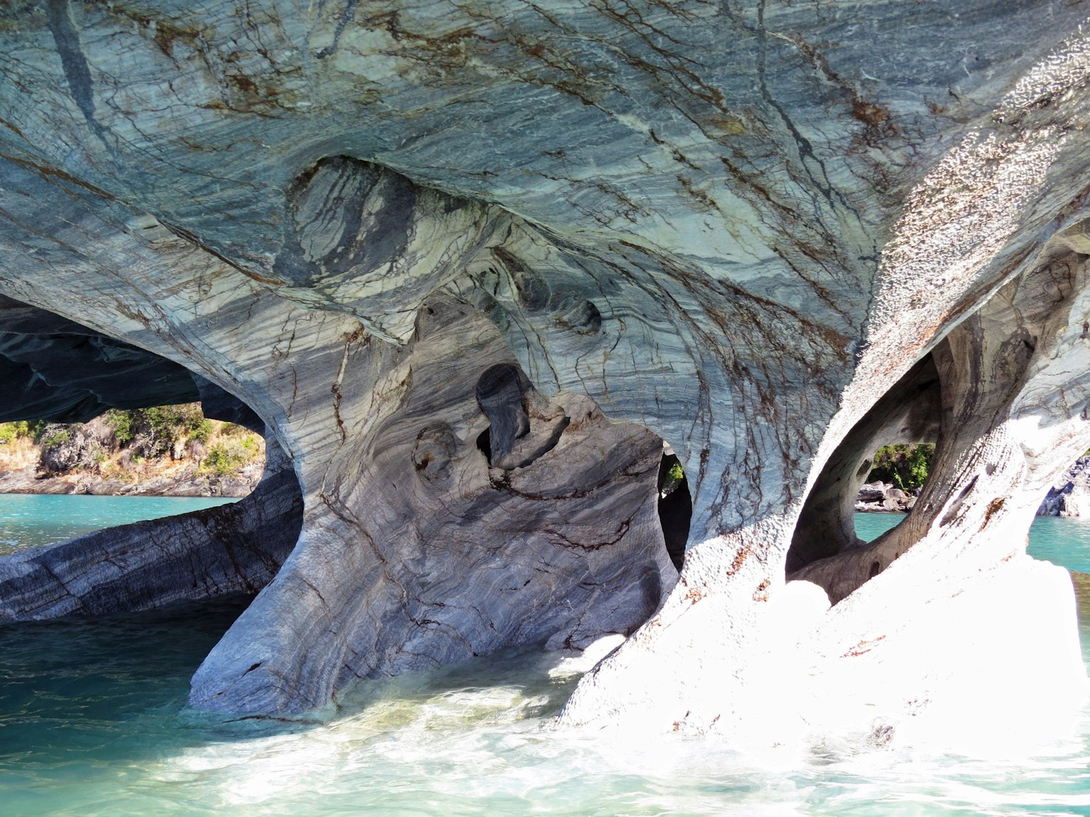 Formations rocheuses intérieures des Grottes de Marbre avec une belle eau turquoise
