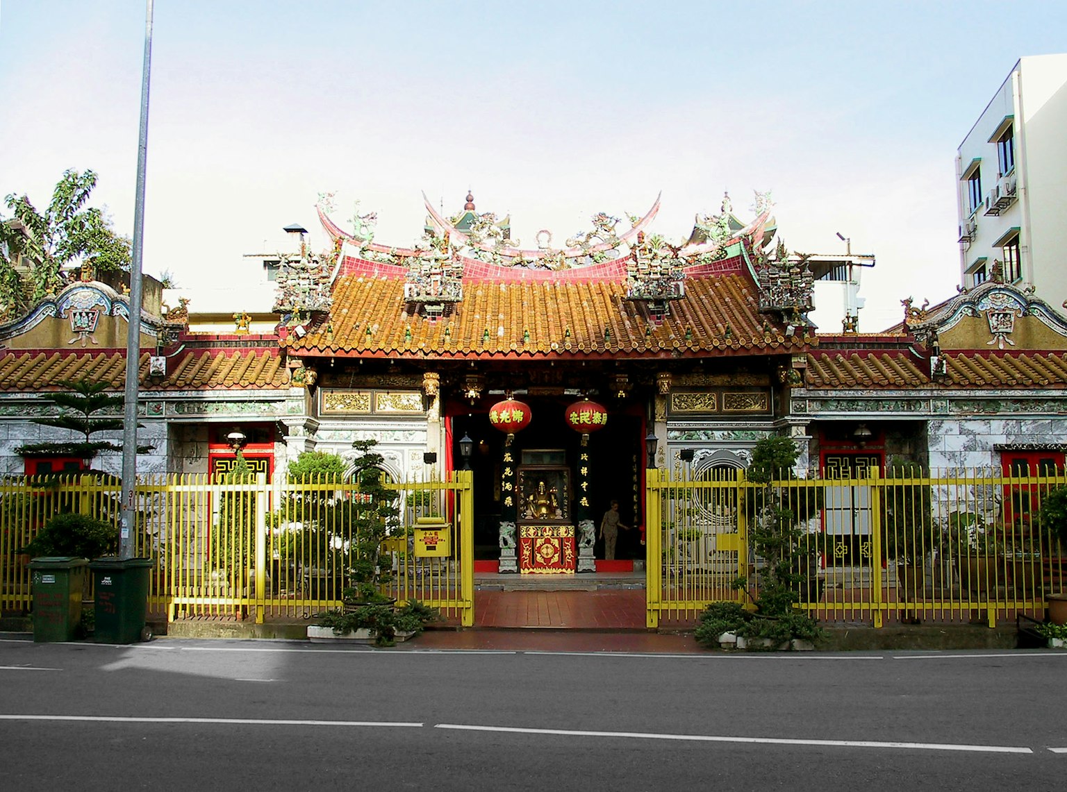 傳統寺廟外觀，裝飾色彩斑斕，周圍有黃色圍欄