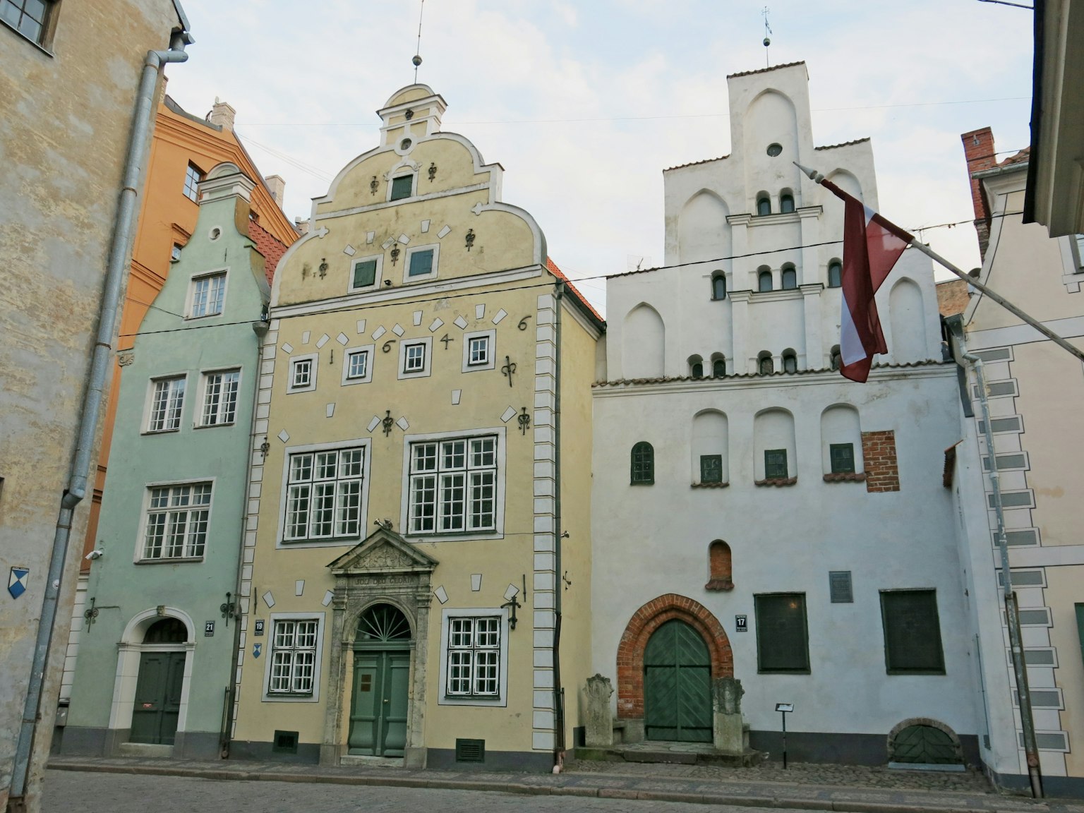 Edificios históricos coloridos en una calle de Tallin Estonia