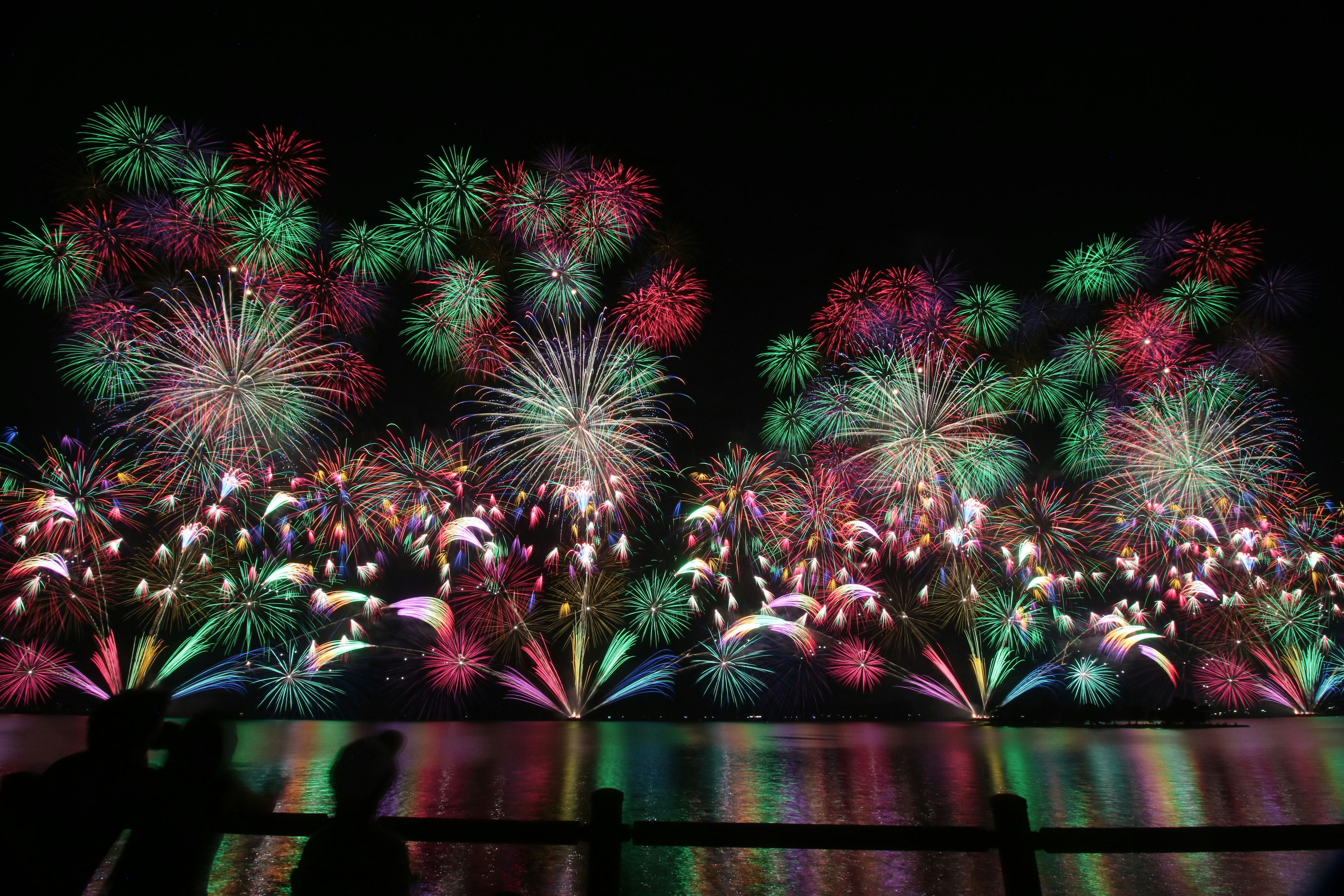 松江水郷祭の湖上花火大会の夜景