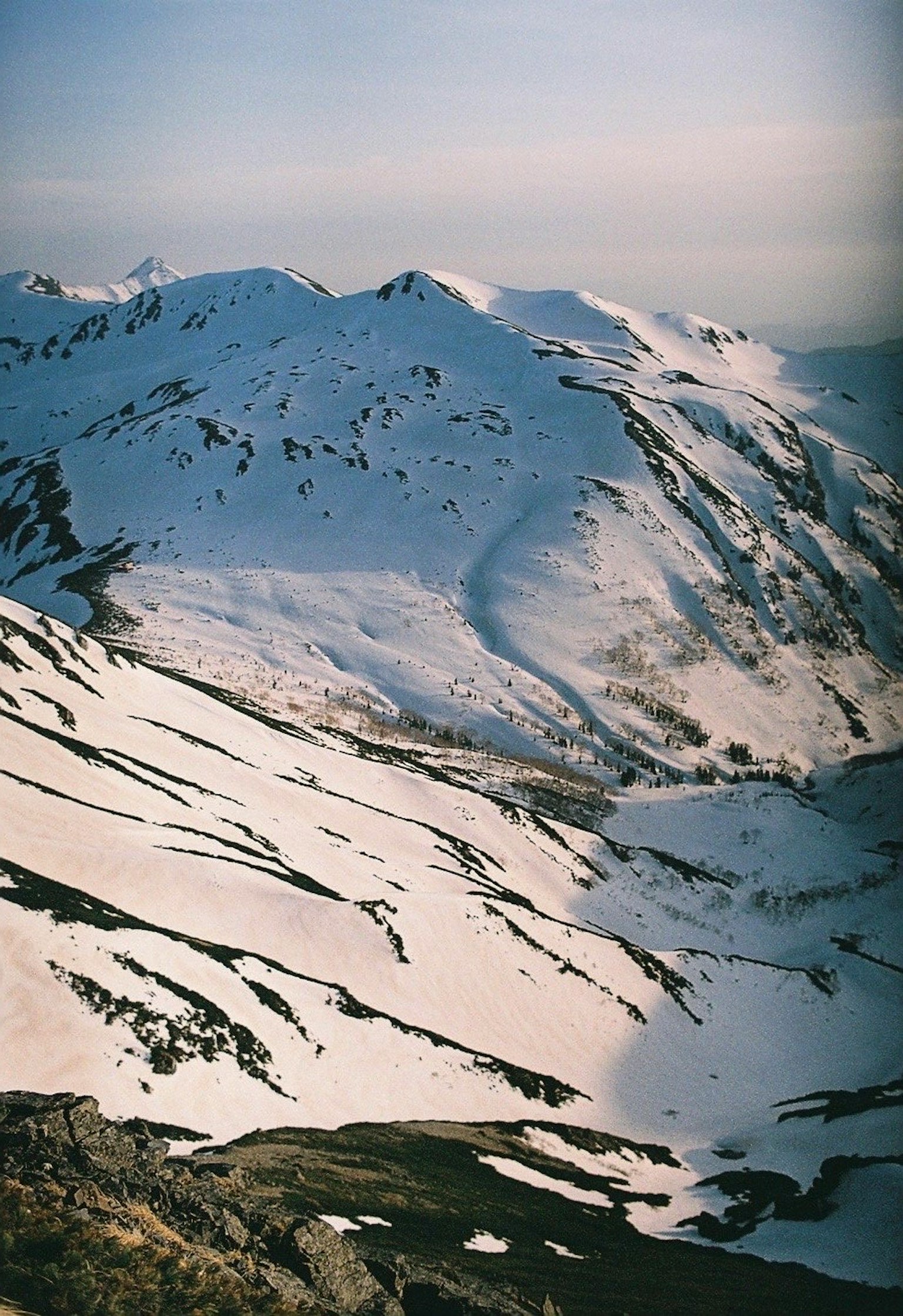 Paesaggio montano innevato sotto un cielo blu