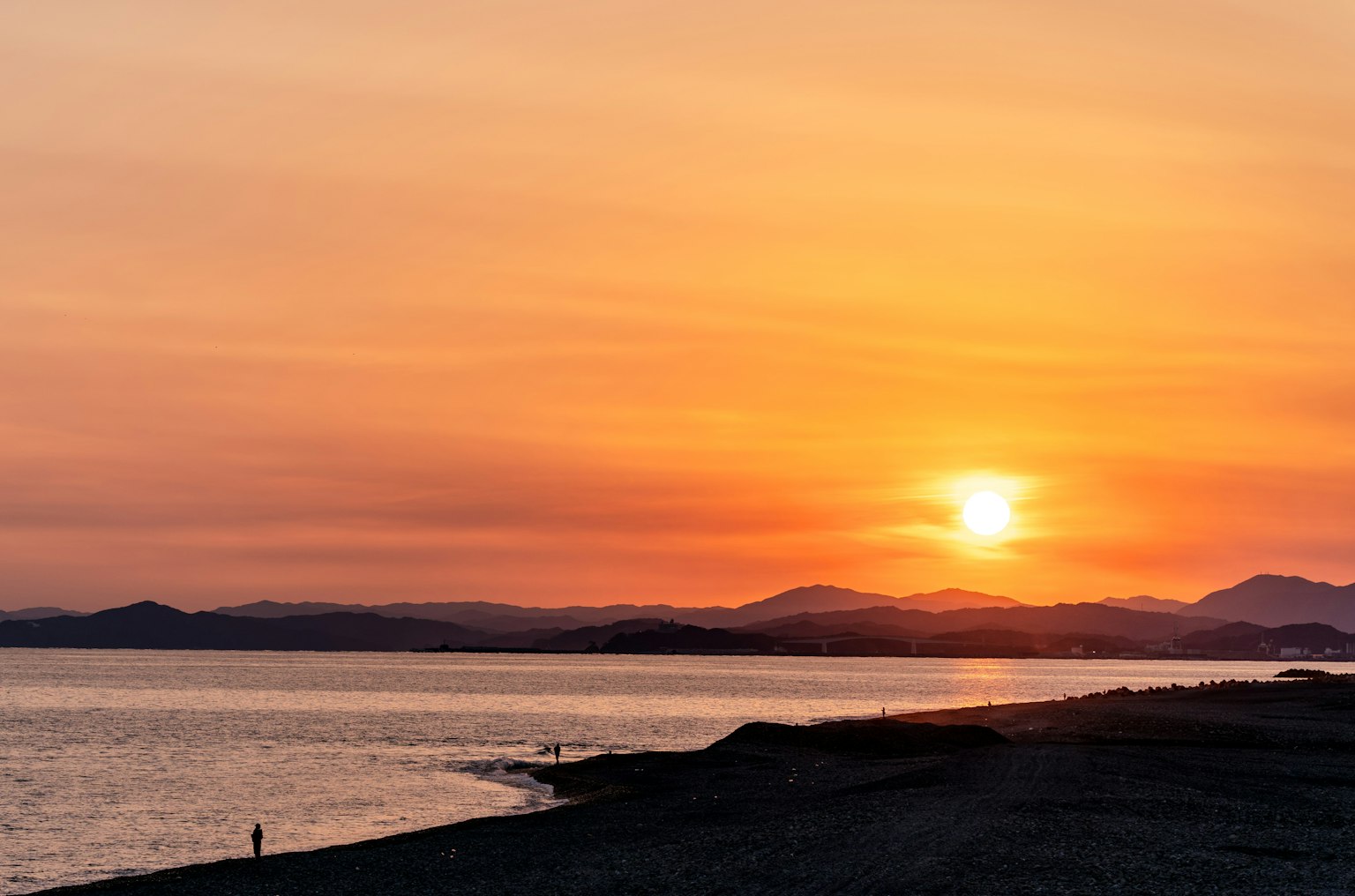 Hermoso atardecer sobre el mar con una playa tranquila