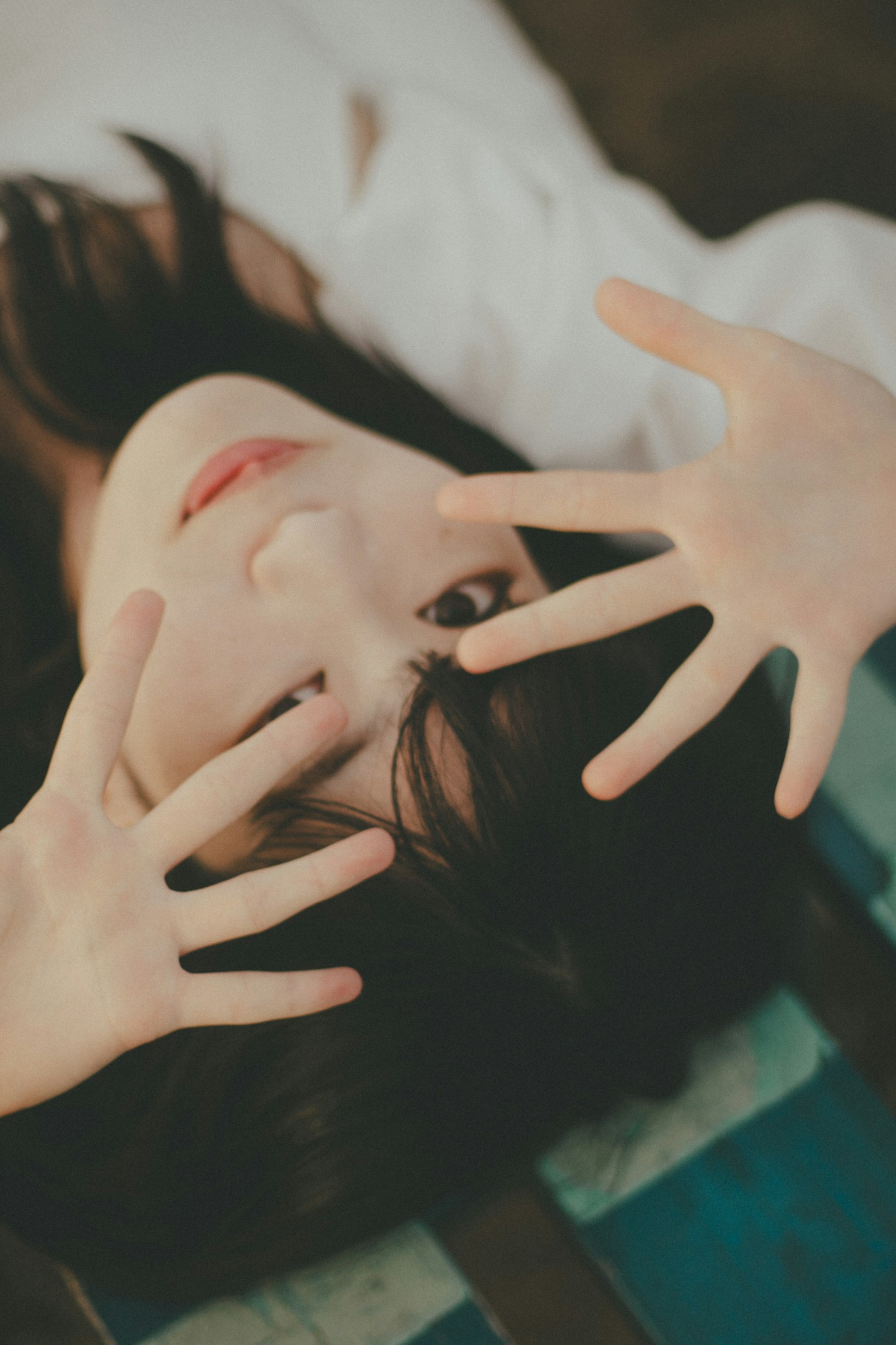 一位女性躺著雙手張開的照片