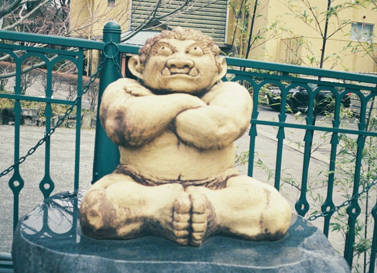 Espressività unica di una statua di pietra seduta